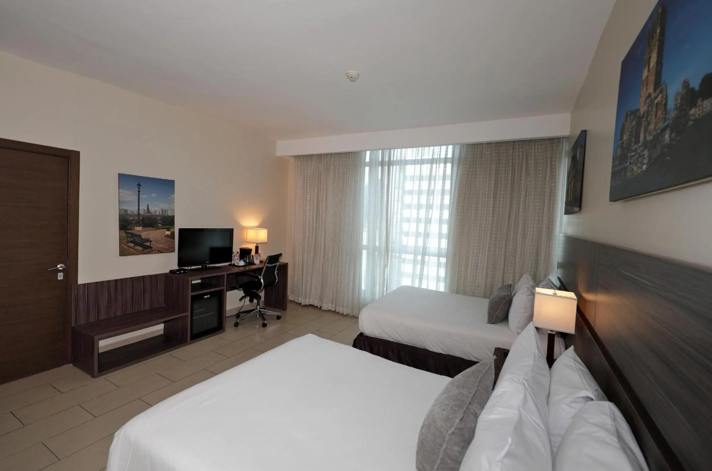 TV and multimedia, Bed in Victoria Hotel and Suites Panama
