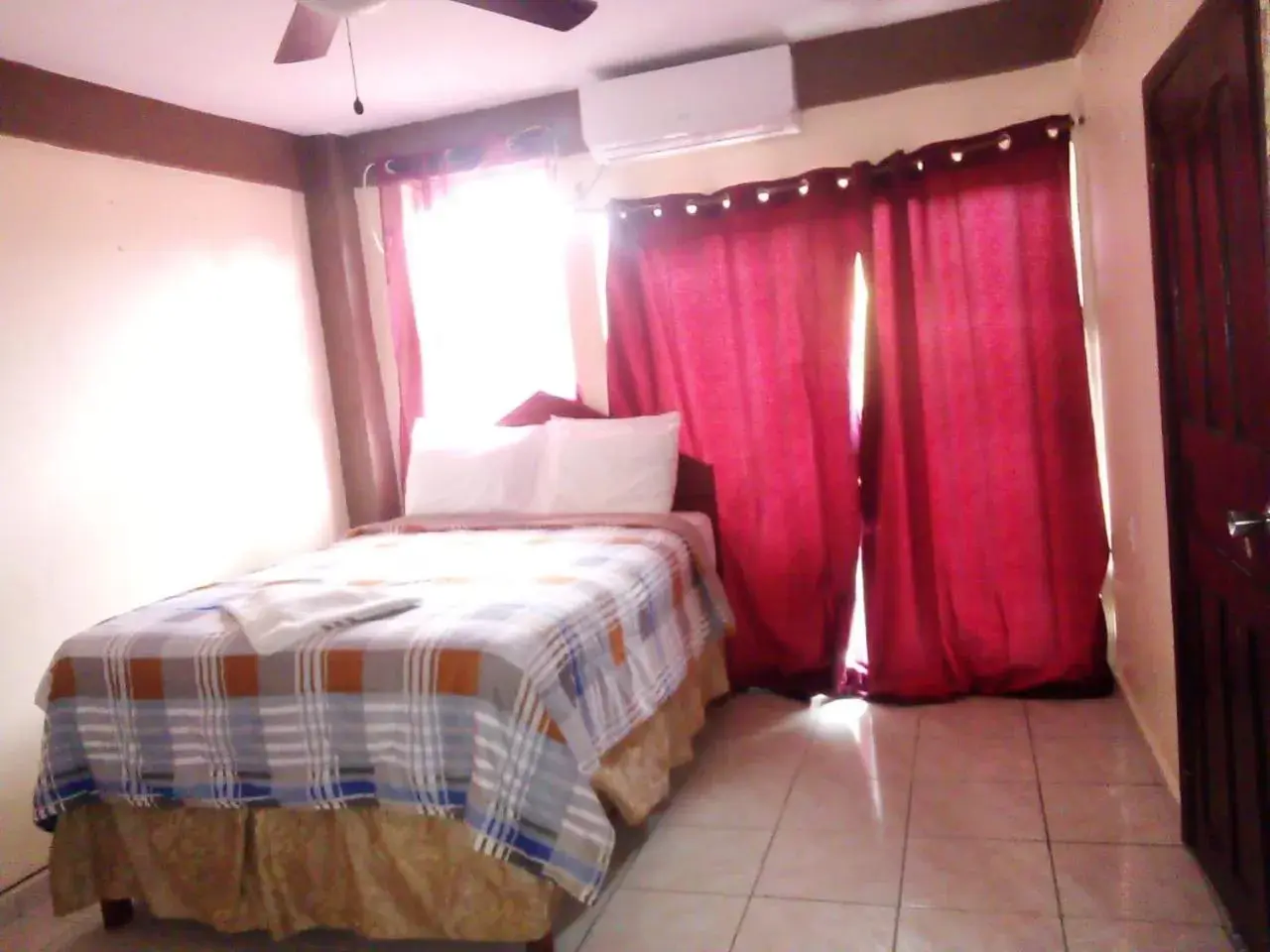 Single Room in La Delphina Bed and Breakfast Bar and Grill Single Room in La Delphina Bed and Breakfast Bar and Grill
