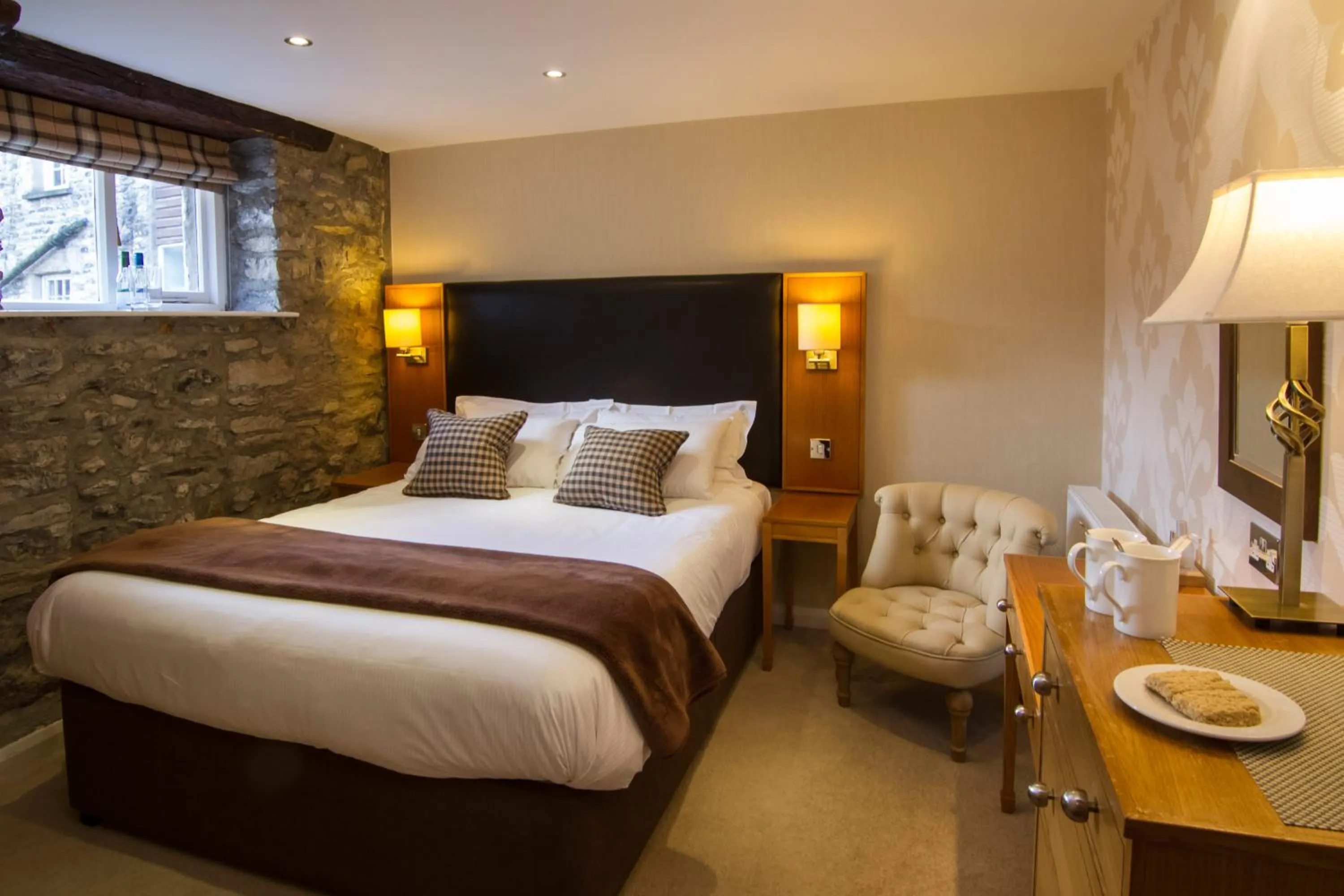 Bedroom, Bed in Sun Inn