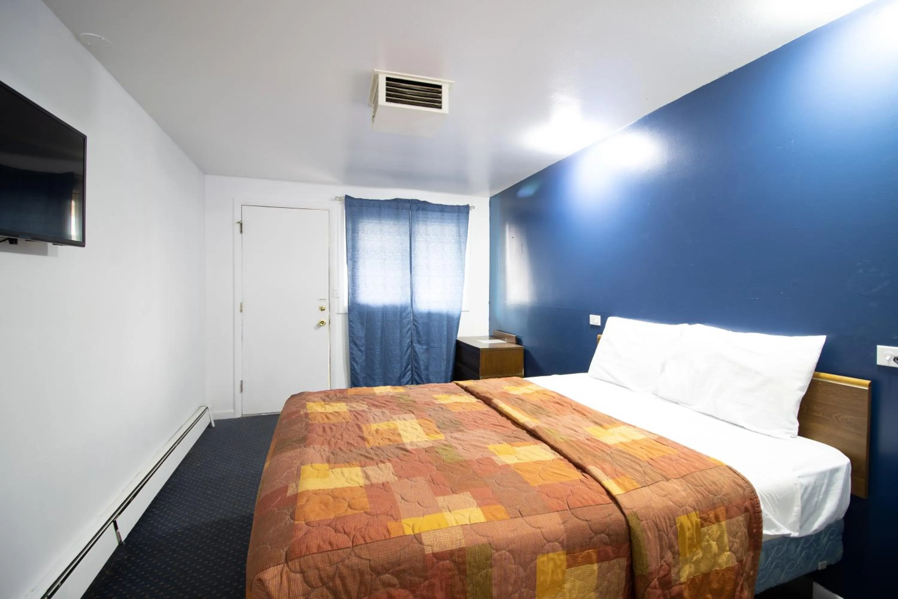 Bedroom in Wyoming Motel