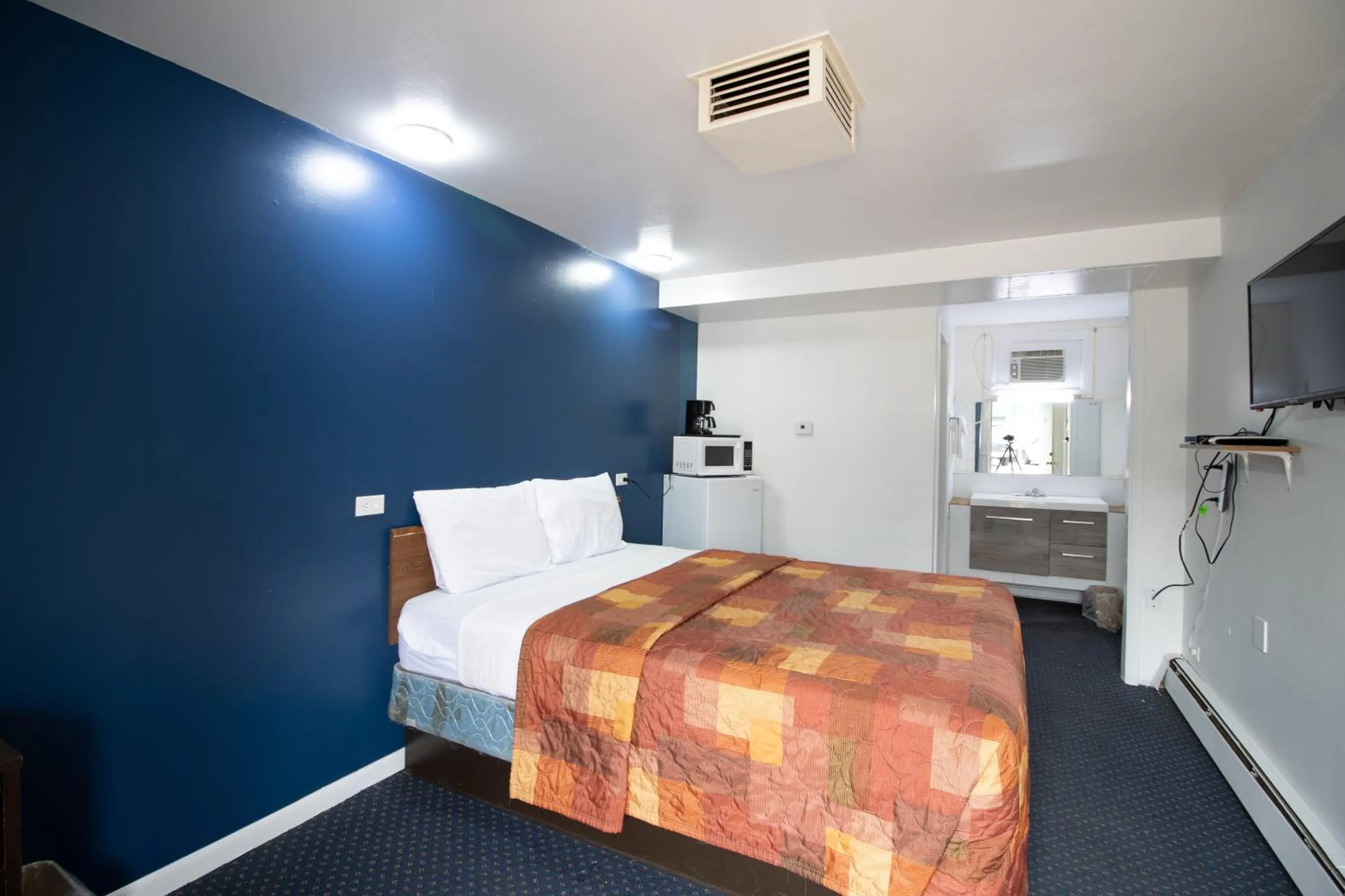 Bedroom in Wyoming Motel