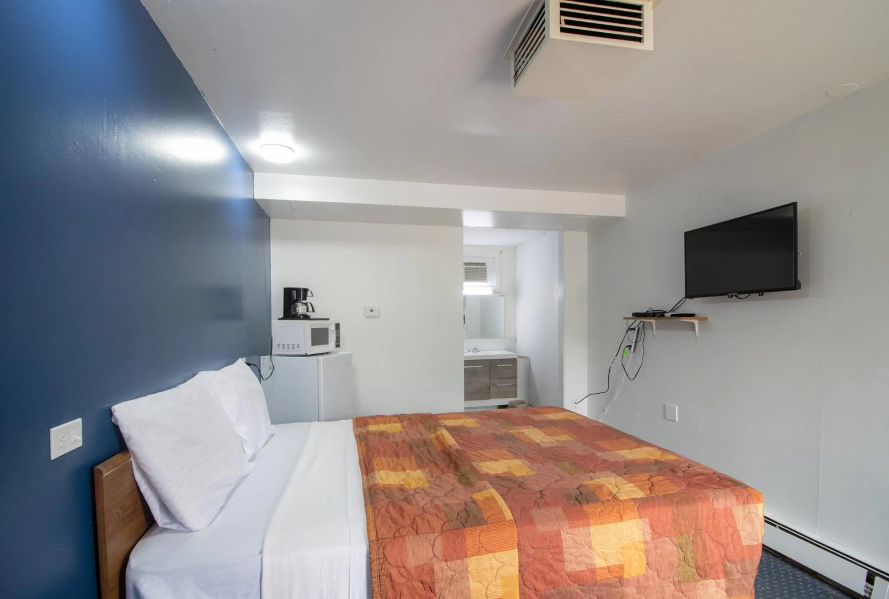 Bedroom, TV/Entertainment Center in Wyoming Motel