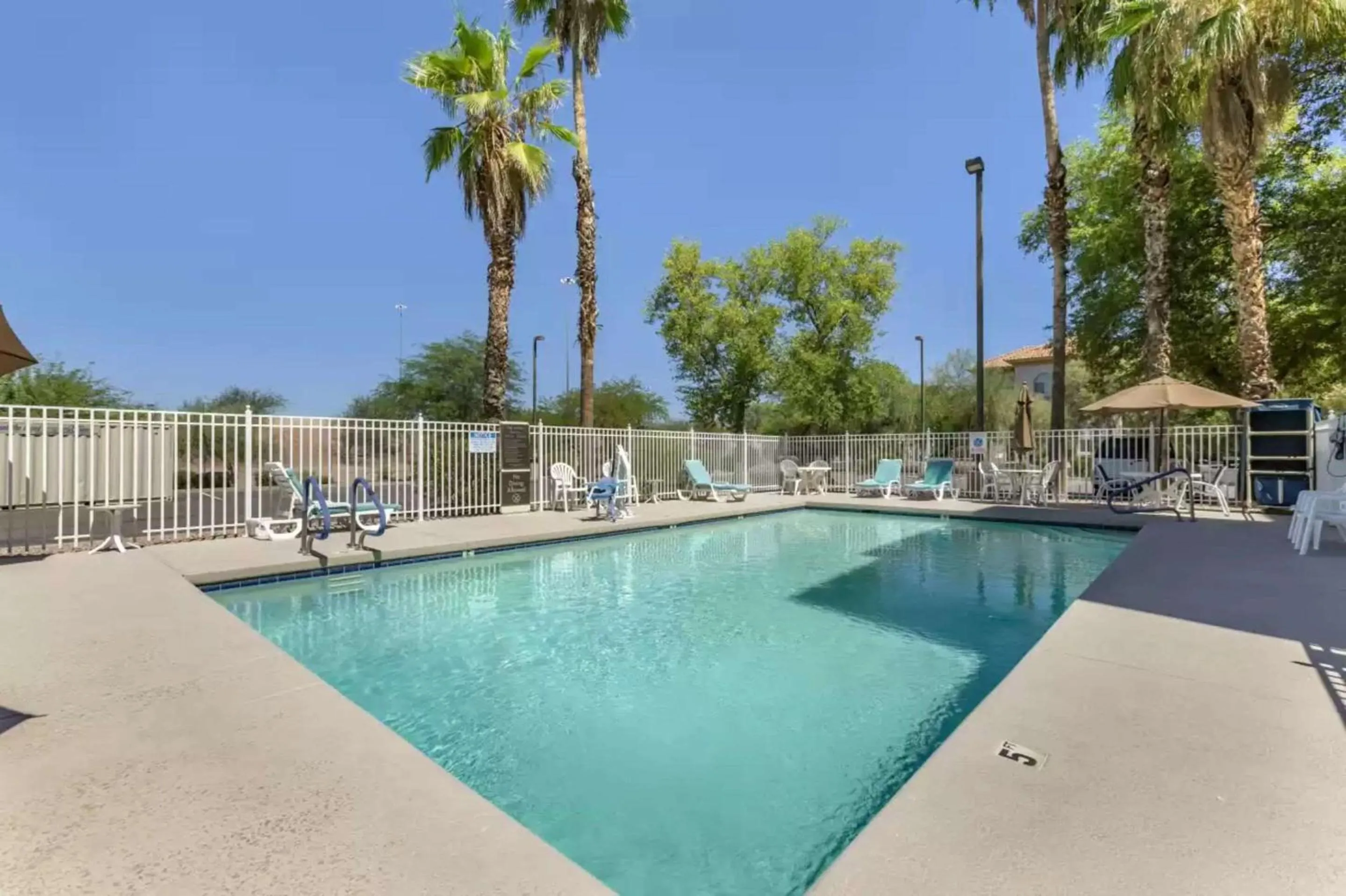 Swimming pool in Comfort Inn Chandler - Phoenix South I-10