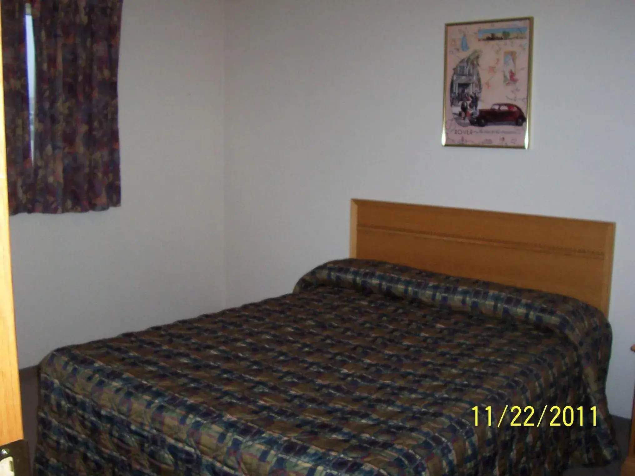 Queen Room - Smoking in Model A Inn Queen Room - Smoking in Model A Inn