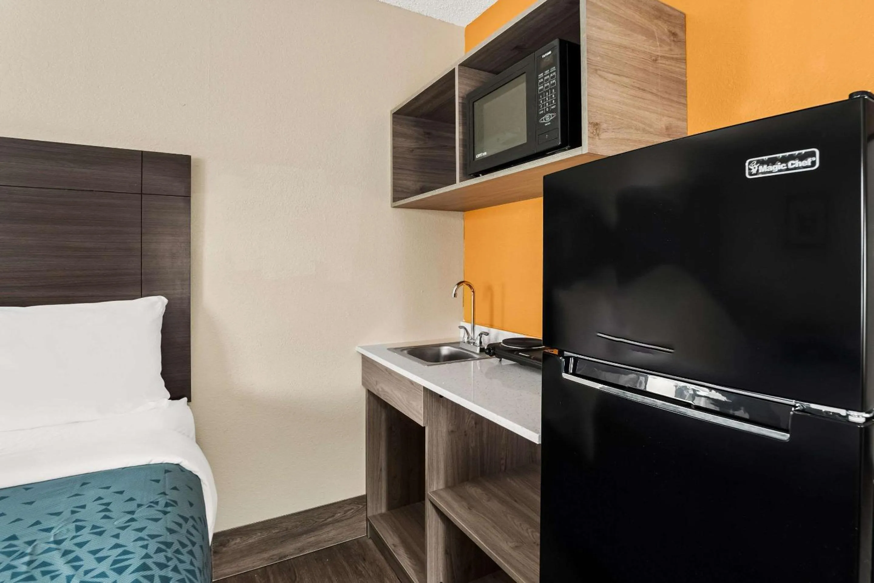 Bedroom, Kitchen/Kitchenette in Quality Inn & Suites Columbia