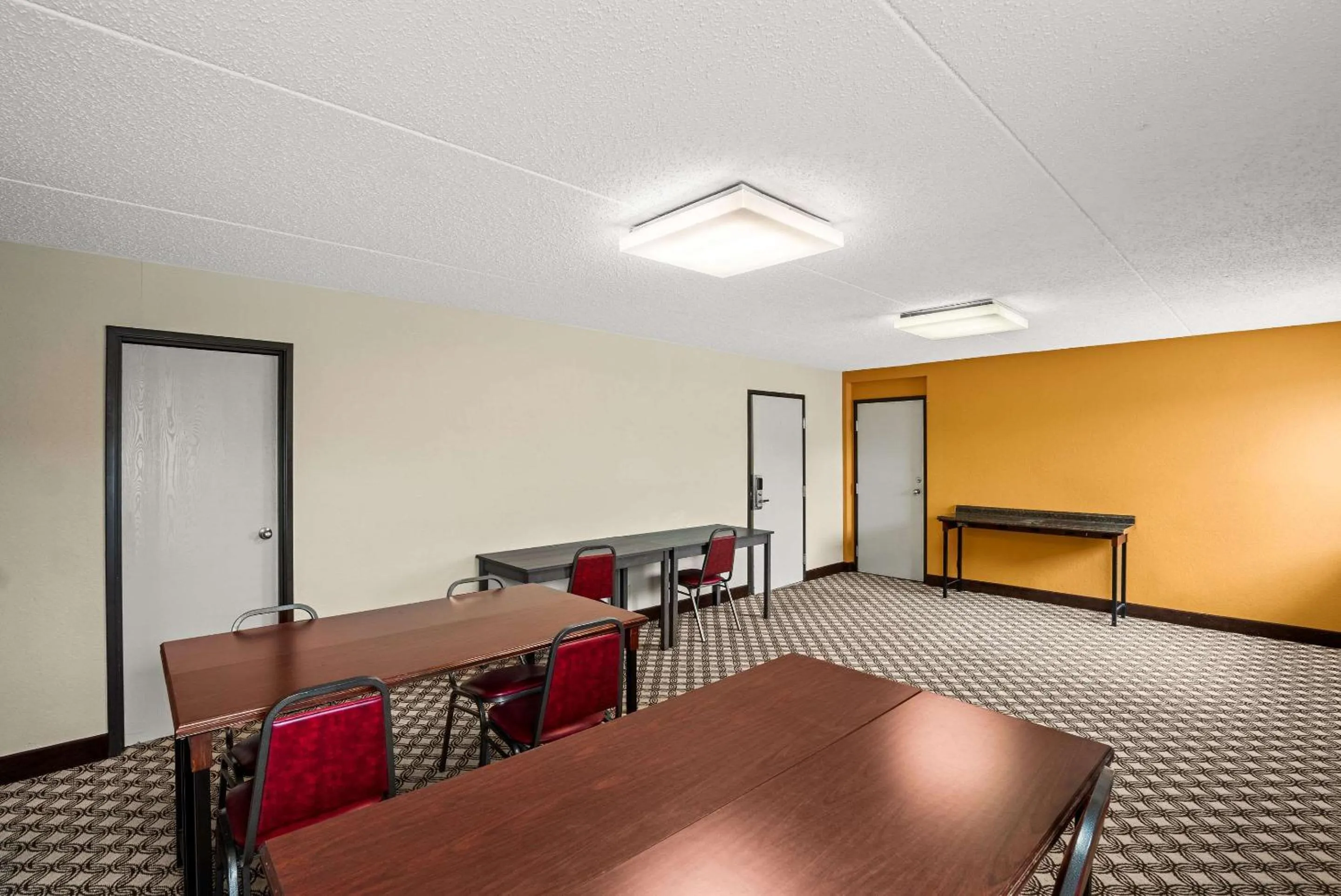 Meeting/conference room in Suburban Studios Columbia Northwest