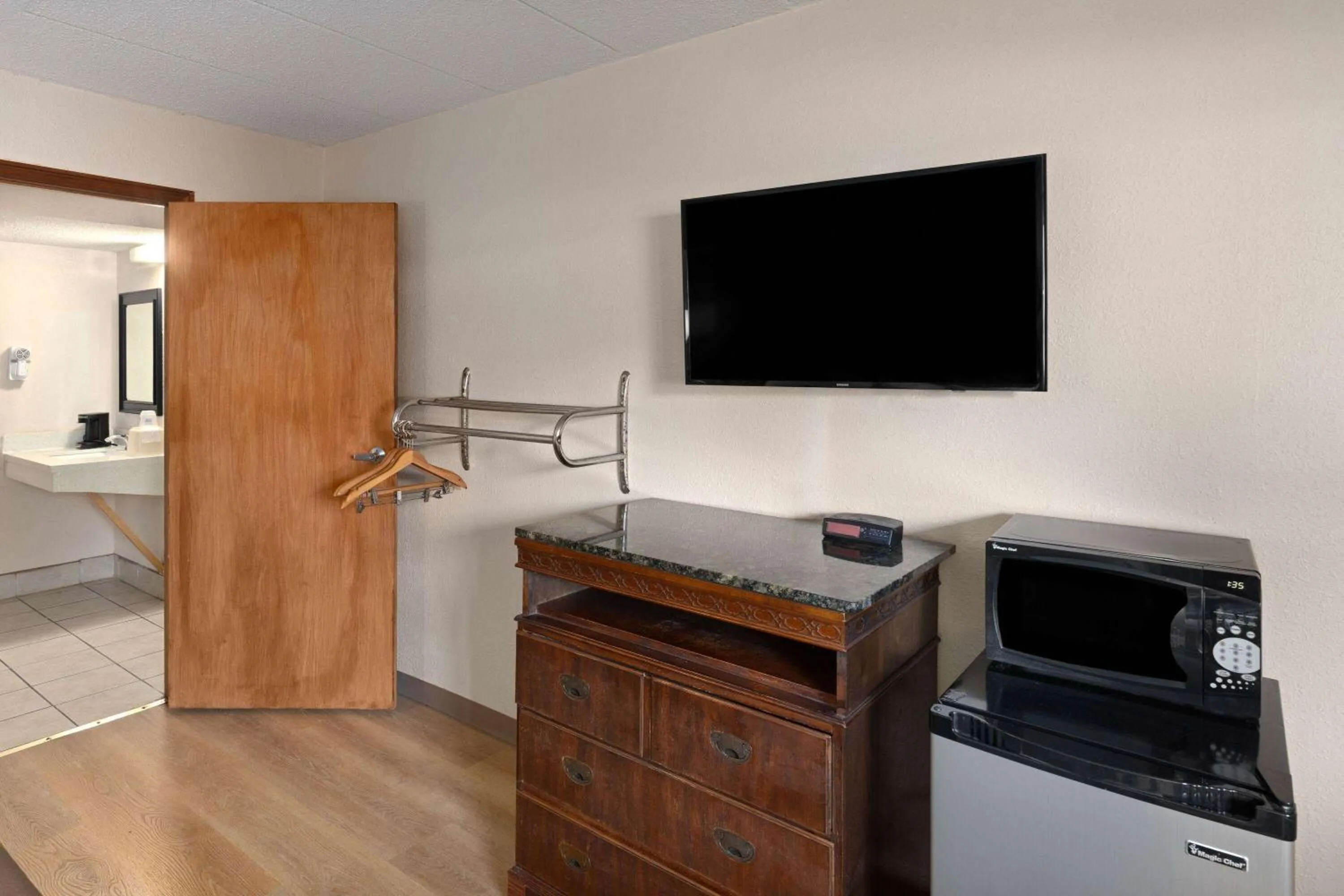 Photo of the whole room in Super 8 by Wyndham Fort Mitchell Cincinnati Area