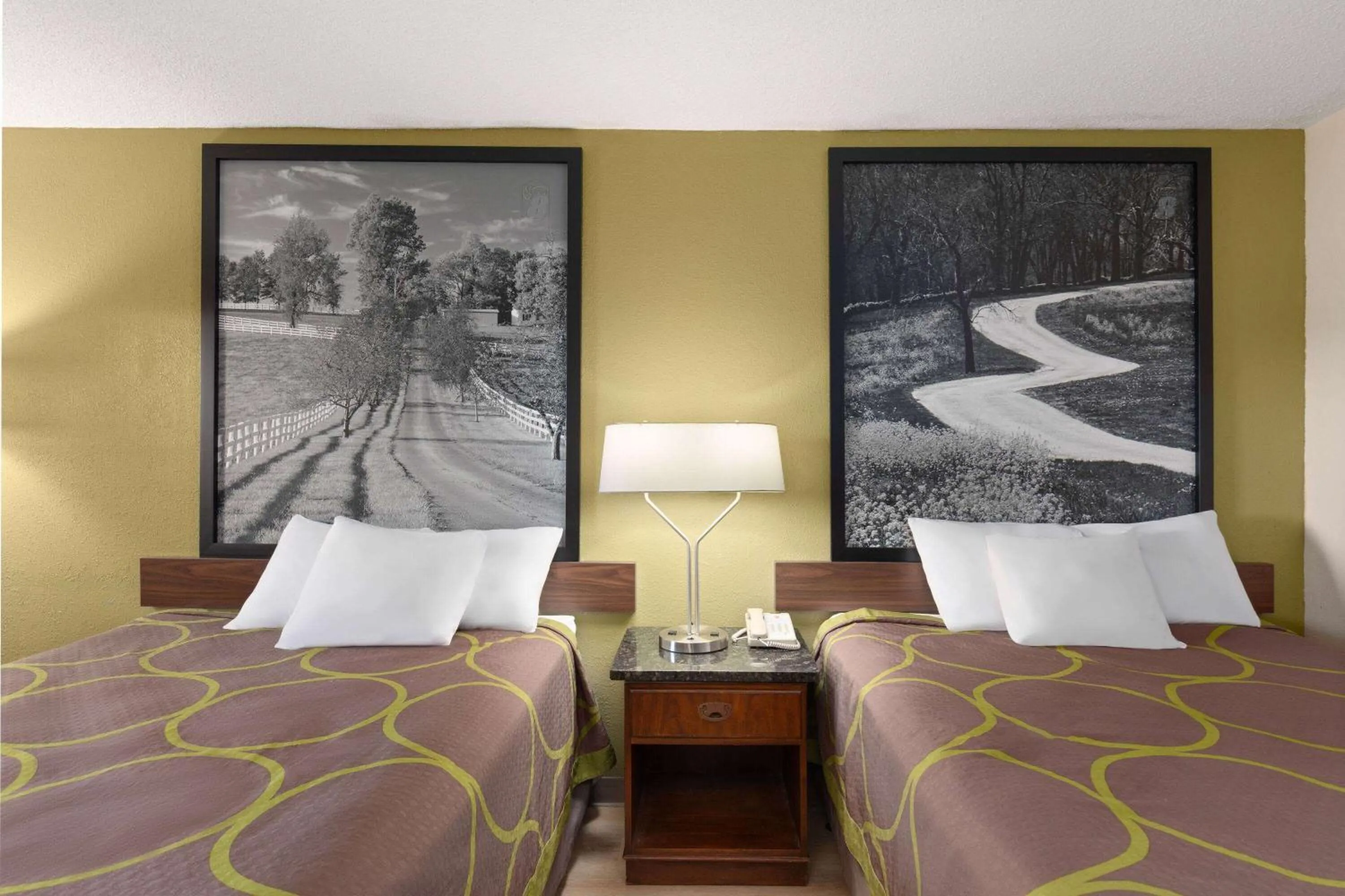 Photo of the whole room, Bed in Super 8 by Wyndham Fort Mitchell Cincinnati Area