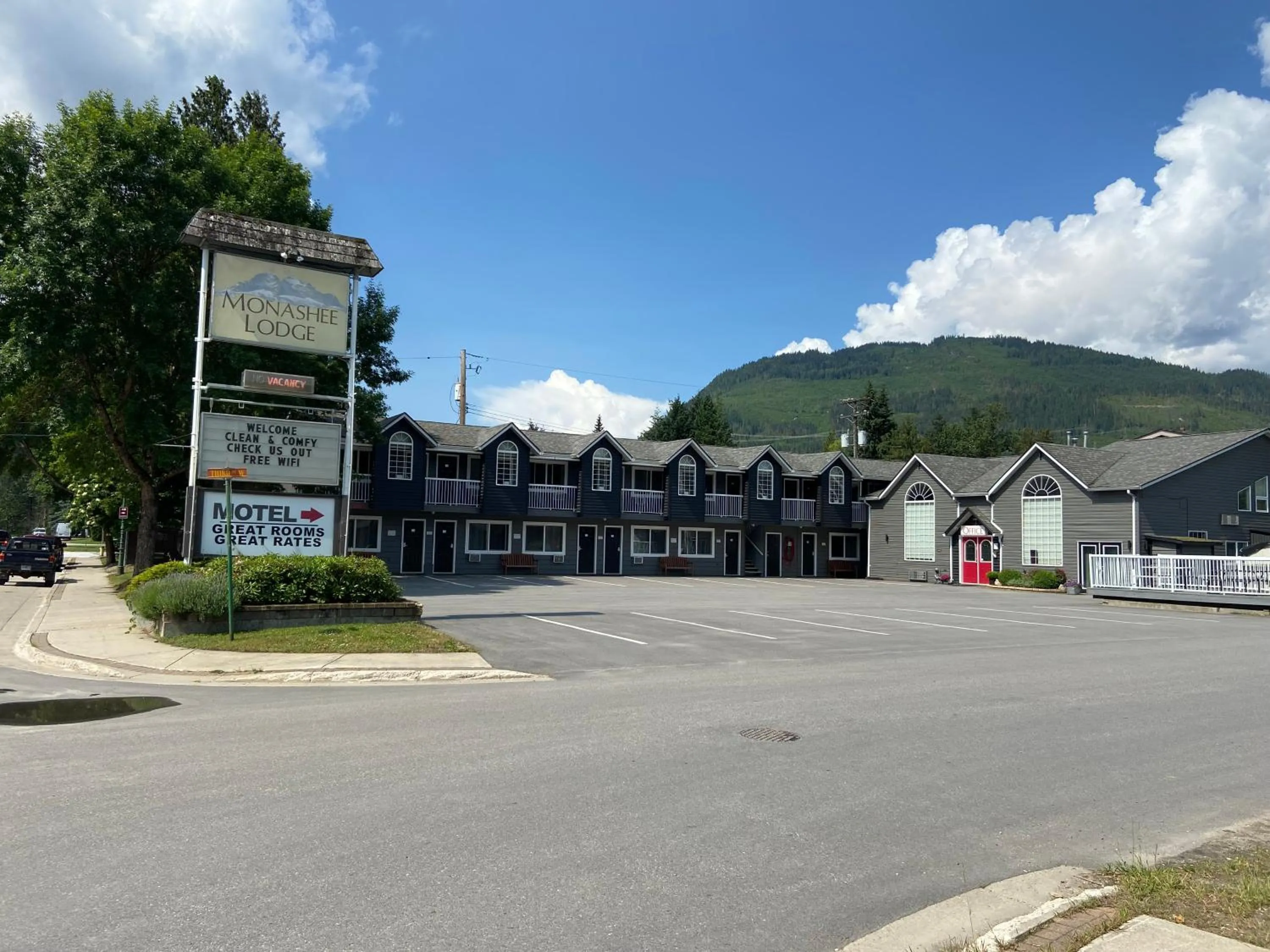 Property building in Monashee Lodge