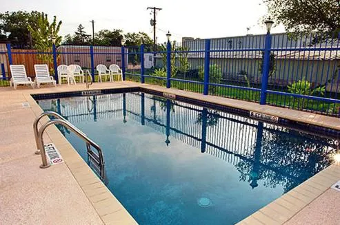 Swimming pool in Wine Country Inn