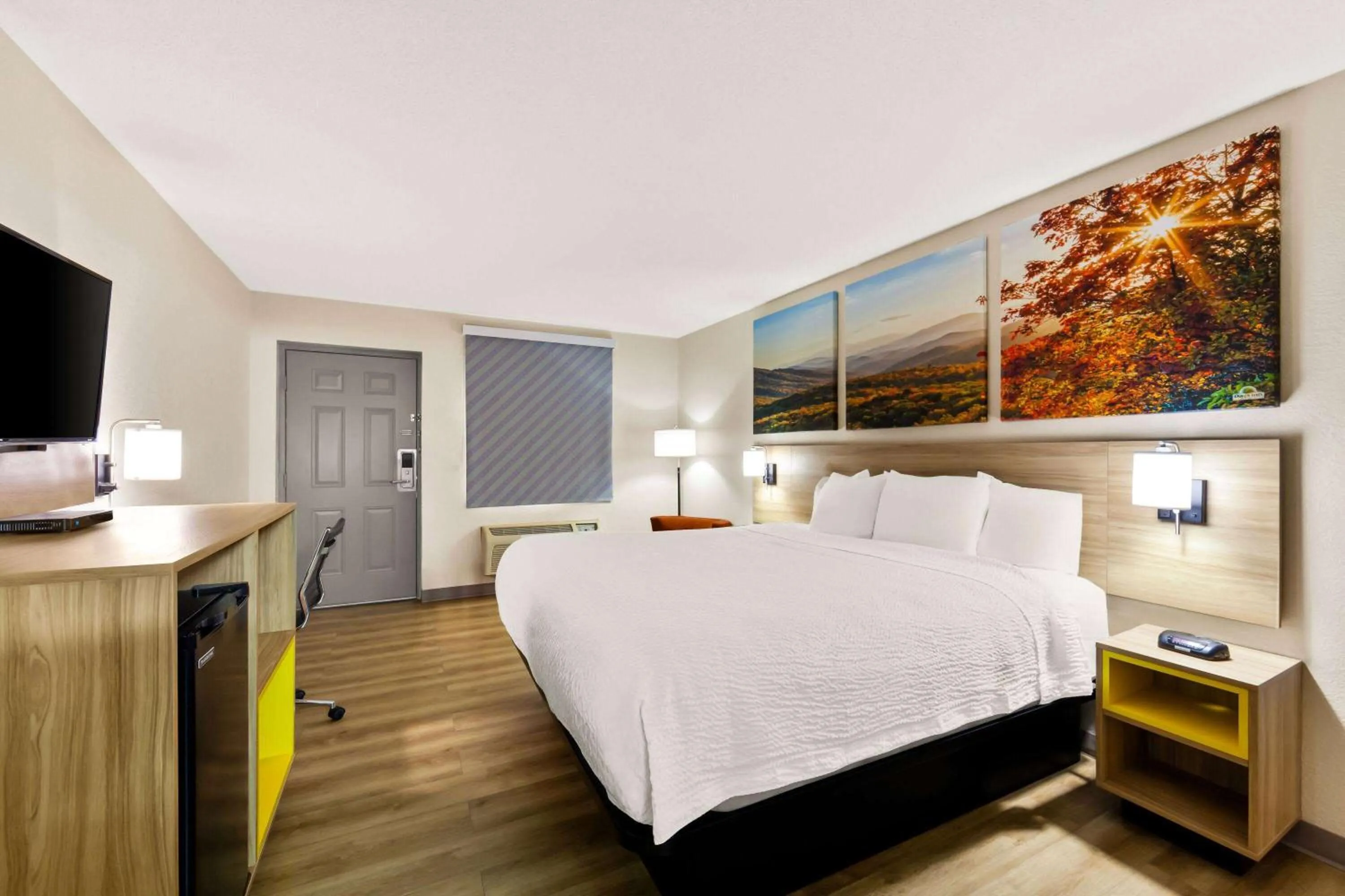 Bed in Days Inn by Wyndham Brownsville