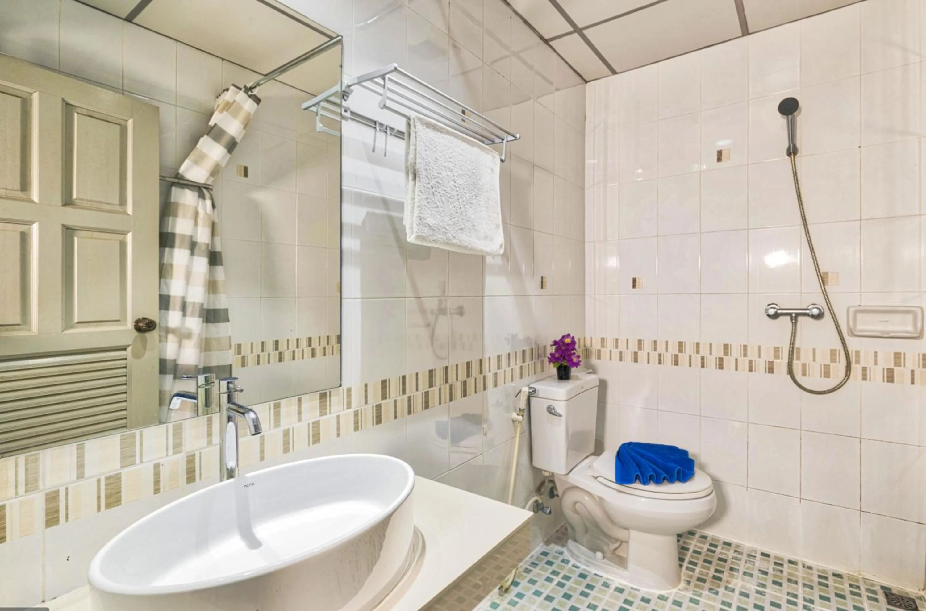 Bathroom in Lucky Buako Hotel Patong