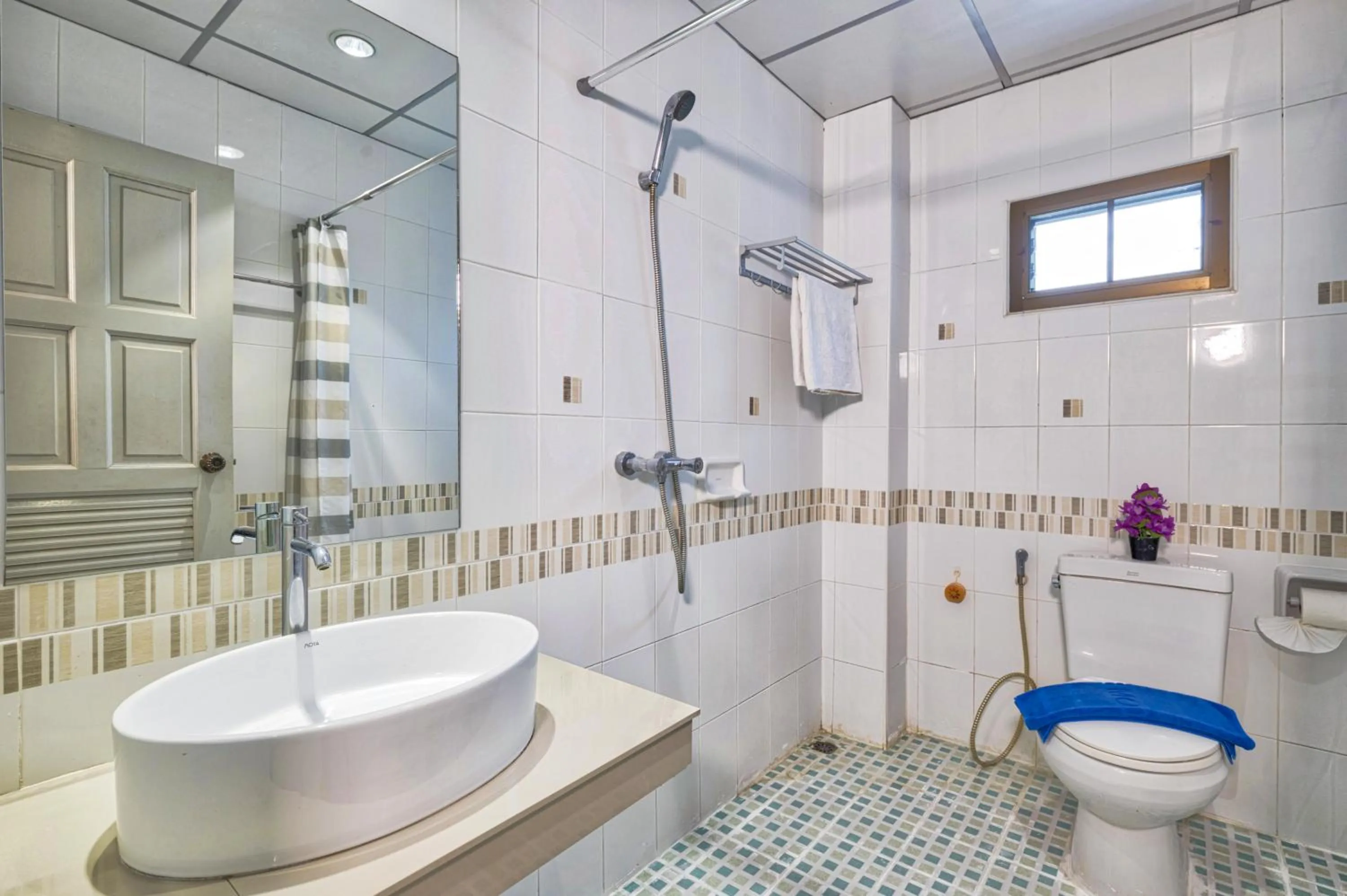 Toilet in Lucky Buako Hotel Patong