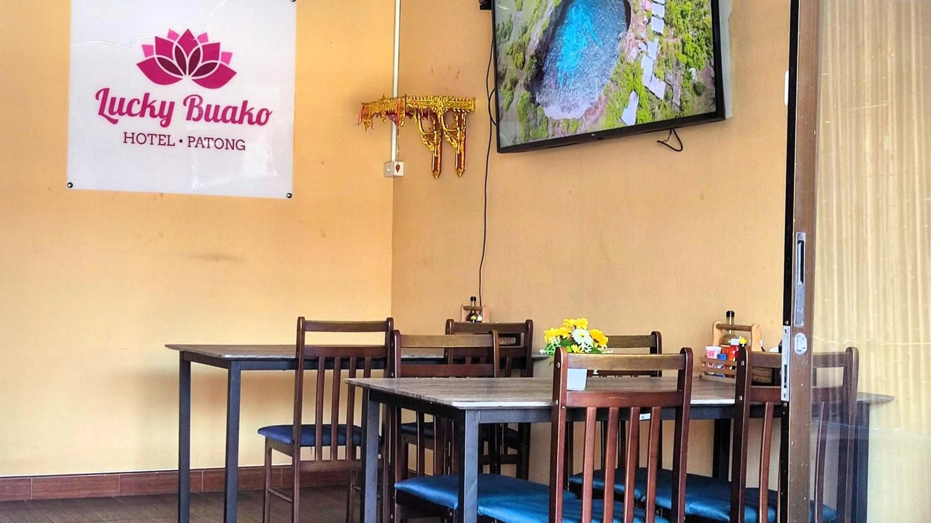 Restaurant/places to eat in Lucky Buako Hotel Patong