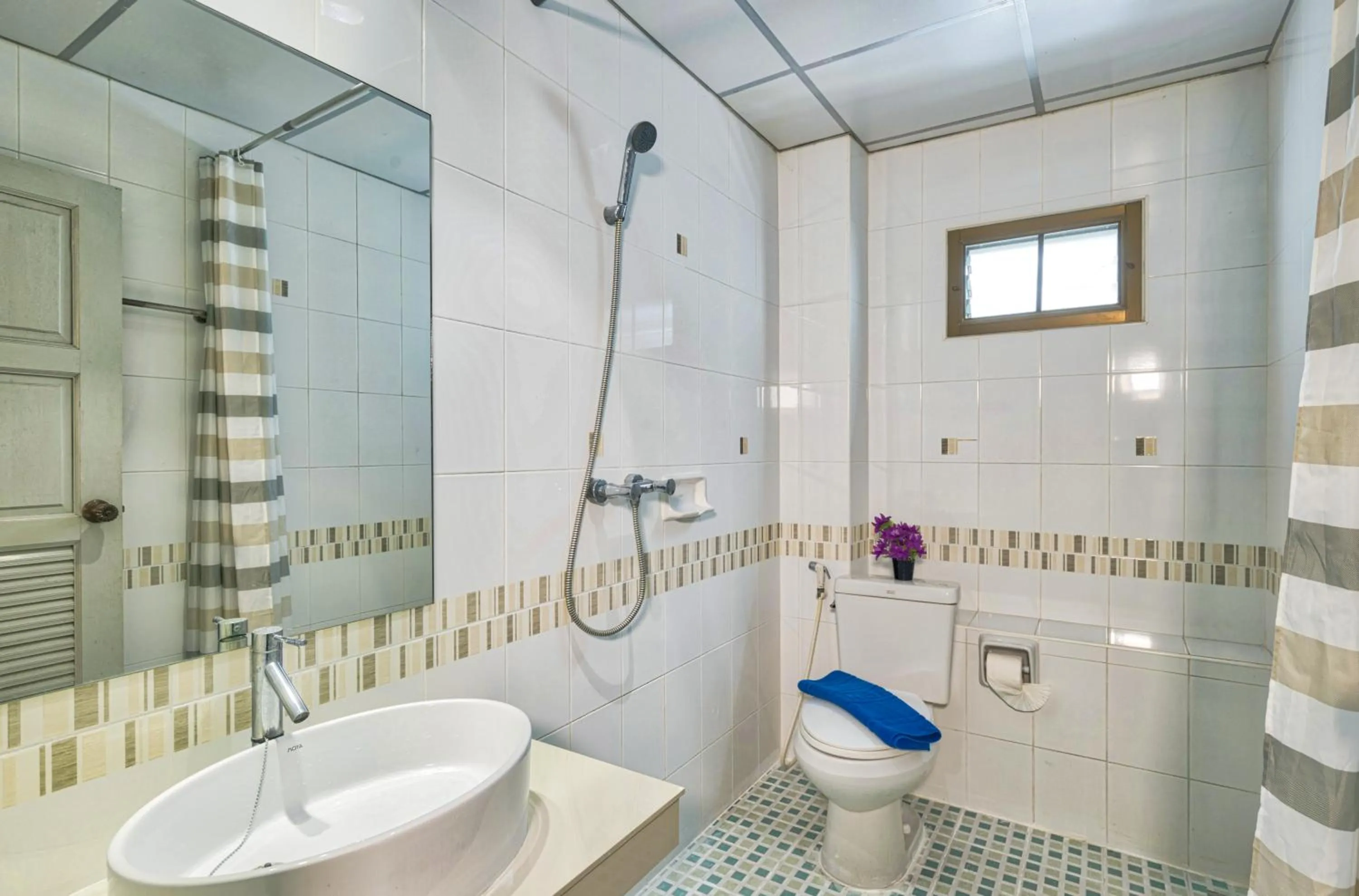 Toilet in Lucky Buako Hotel Patong