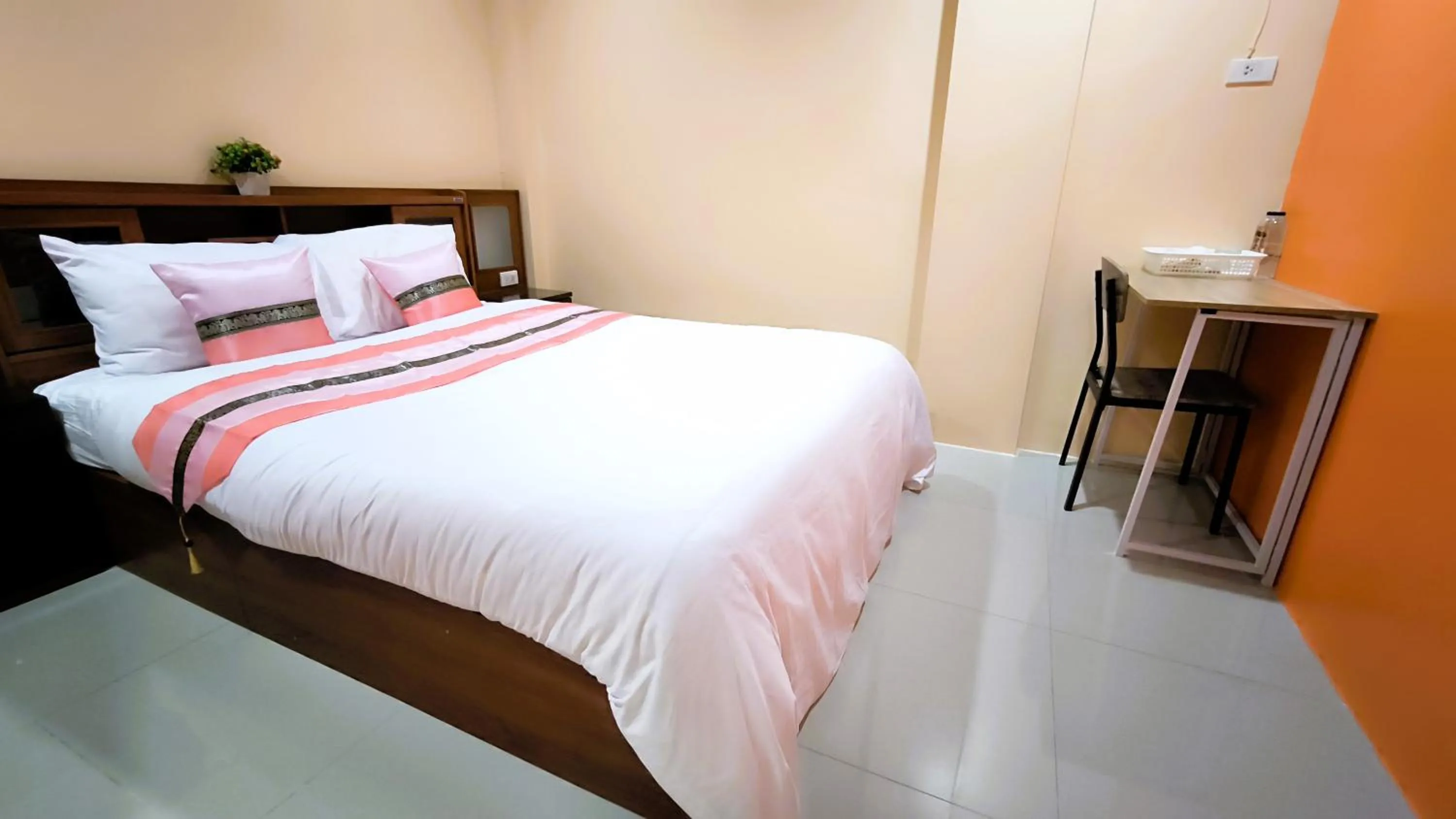 Bedroom, Bed in Lucky Buako Hotel Patong