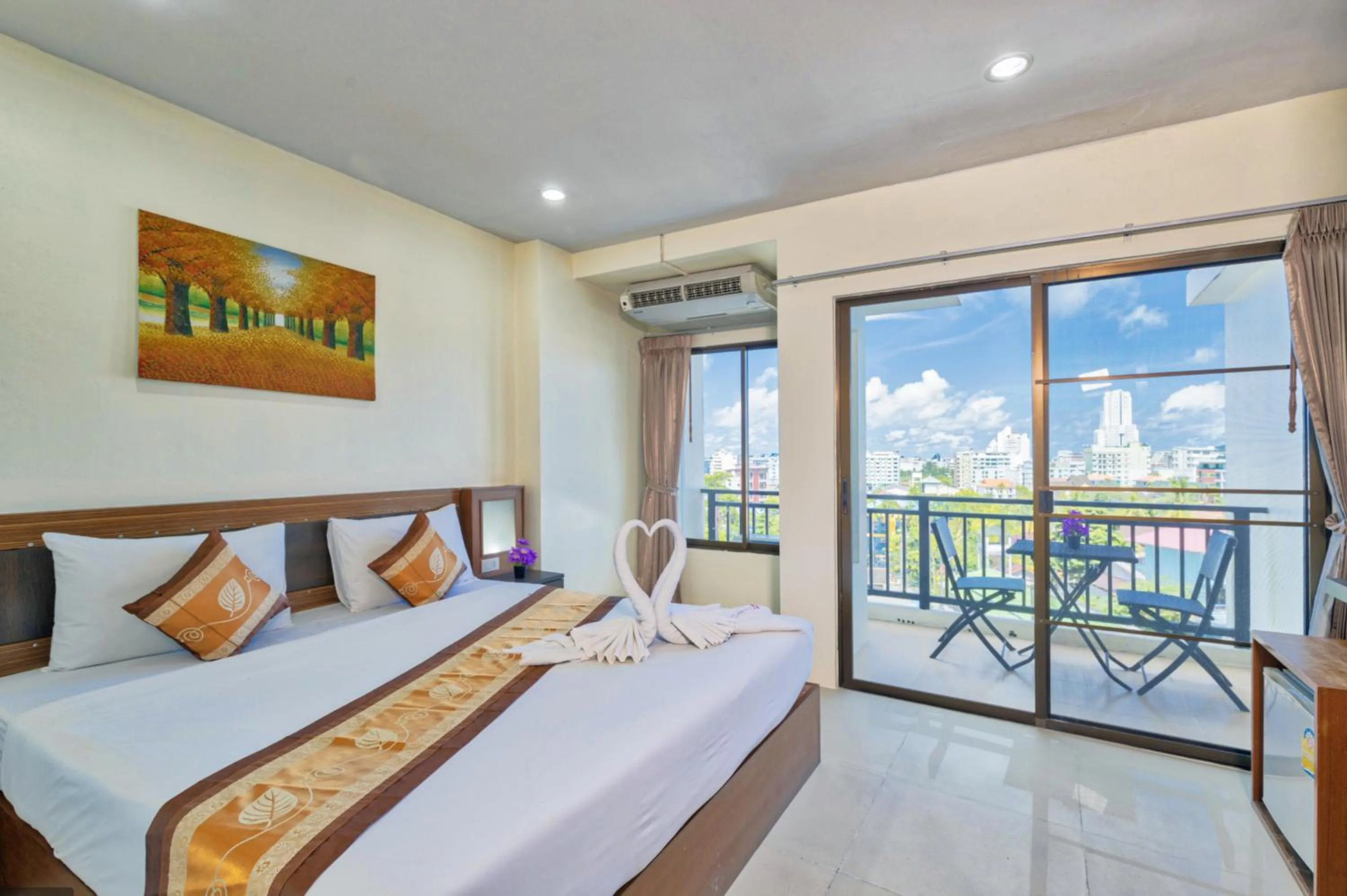 View (from property/room), Bed in Lucky Buako Hotel Patong