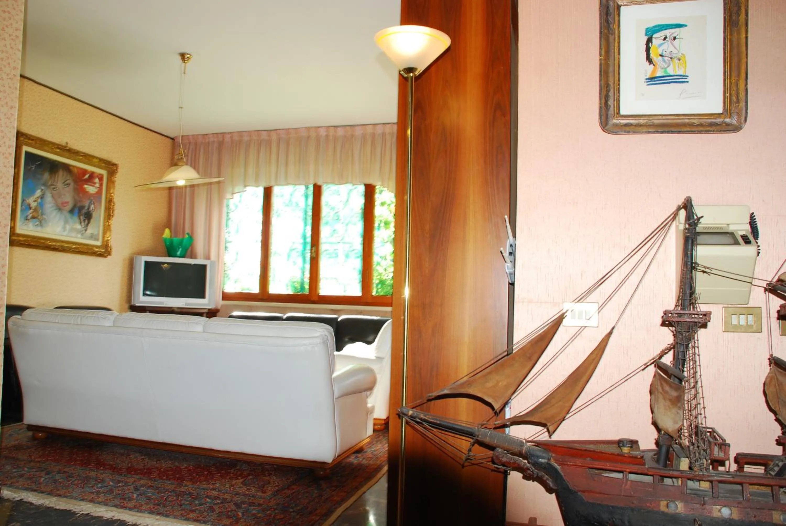 Communal lounge/ TV room in B&B Villa Sans Souci