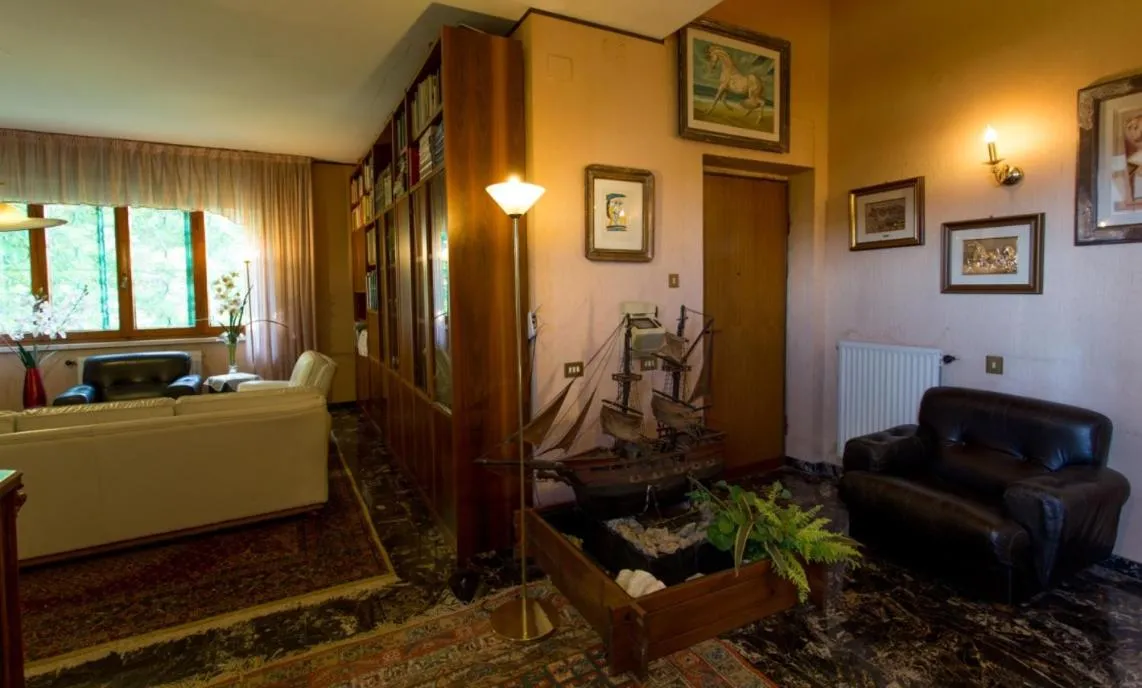 Communal lounge/ TV room in B&B Villa Sans Souci