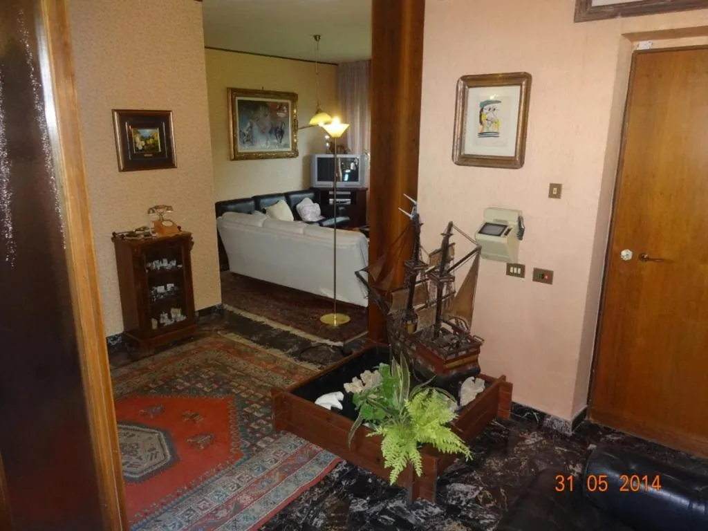 Communal lounge/ TV room in B&B Villa Sans Souci