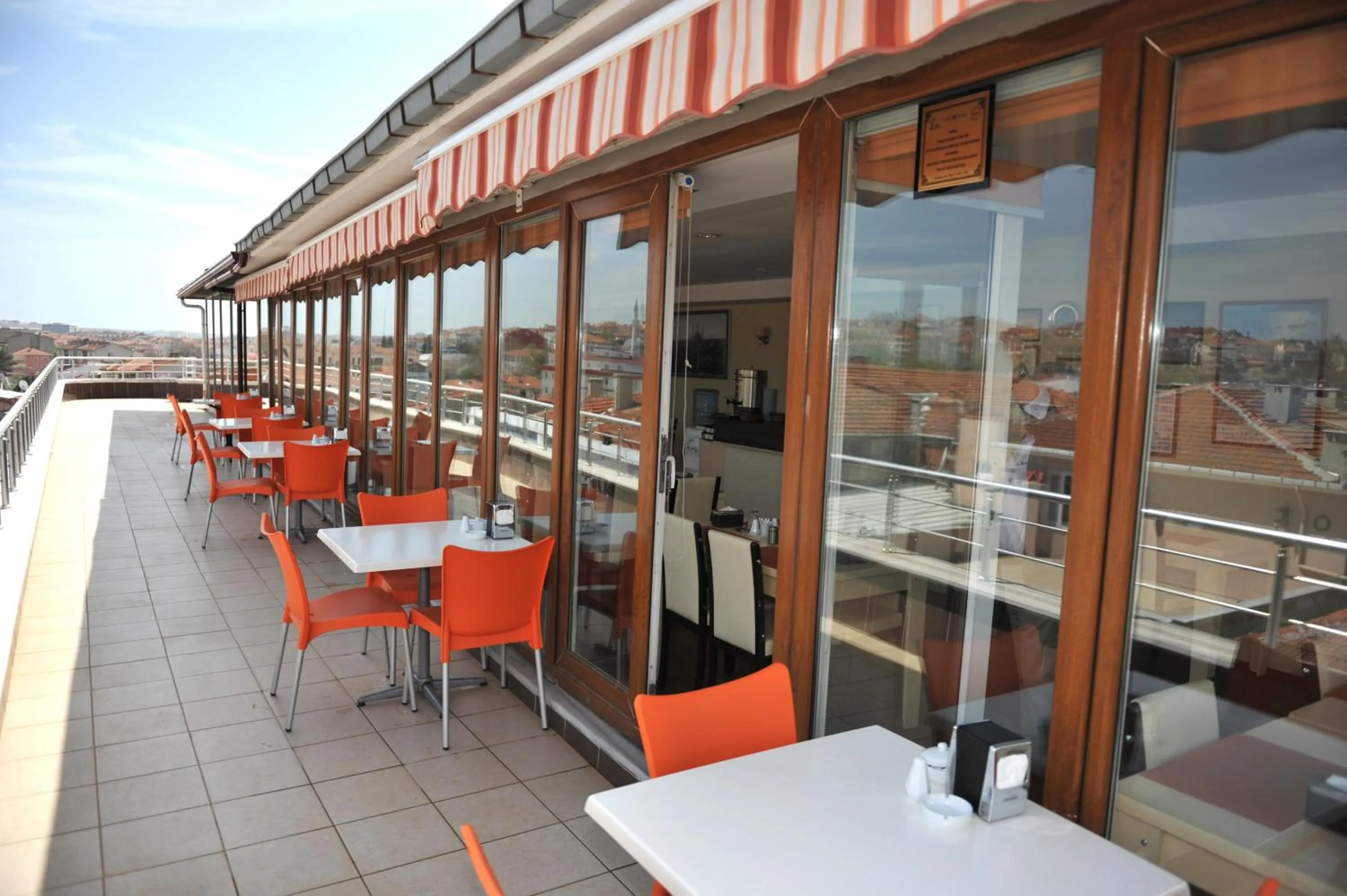 Restaurant/places to eat in Saray Hotel