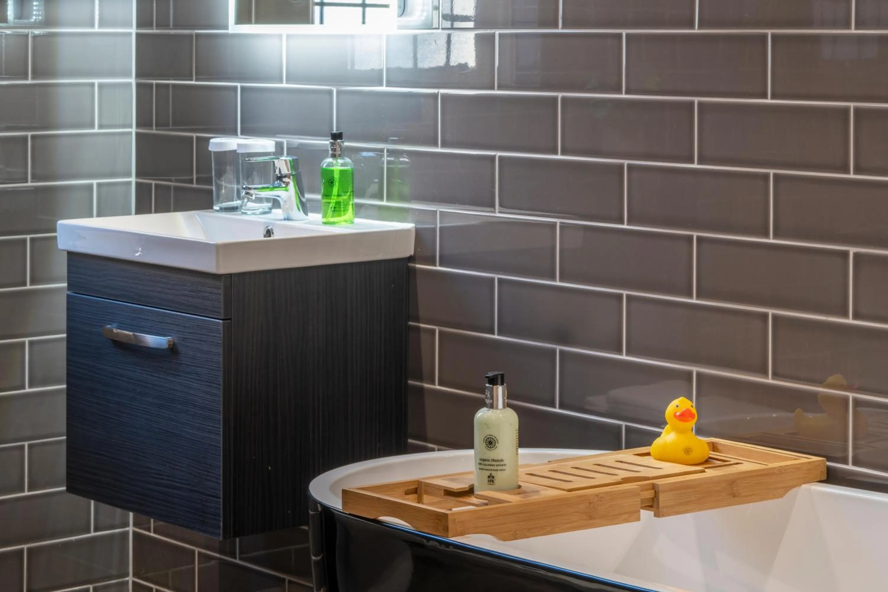 Bathroom in The Kings Arms and Royal Hotel, Godalming, Surrey - The Coaching Inn Group