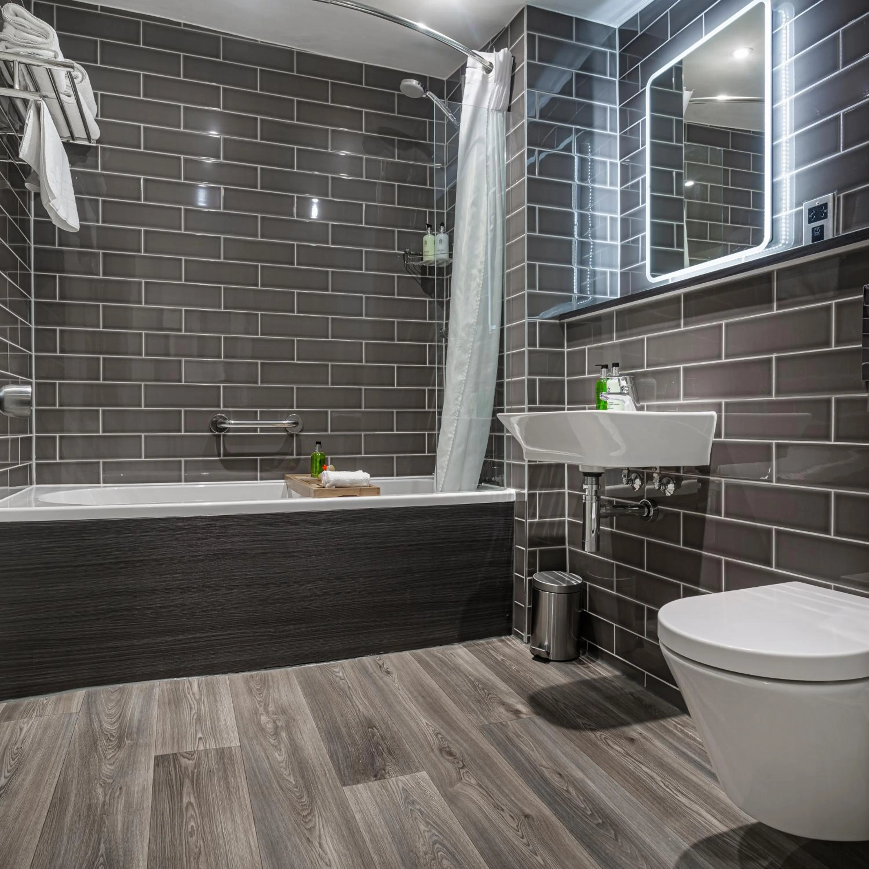 Bathroom in The Kings Arms and Royal Hotel, Godalming, Surrey - The Coaching Inn Group