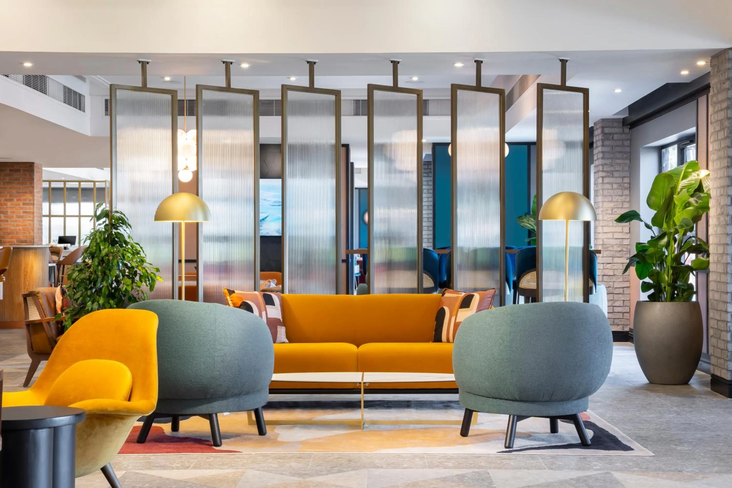 Lounge or bar in voco Fareham - Solent by IHG