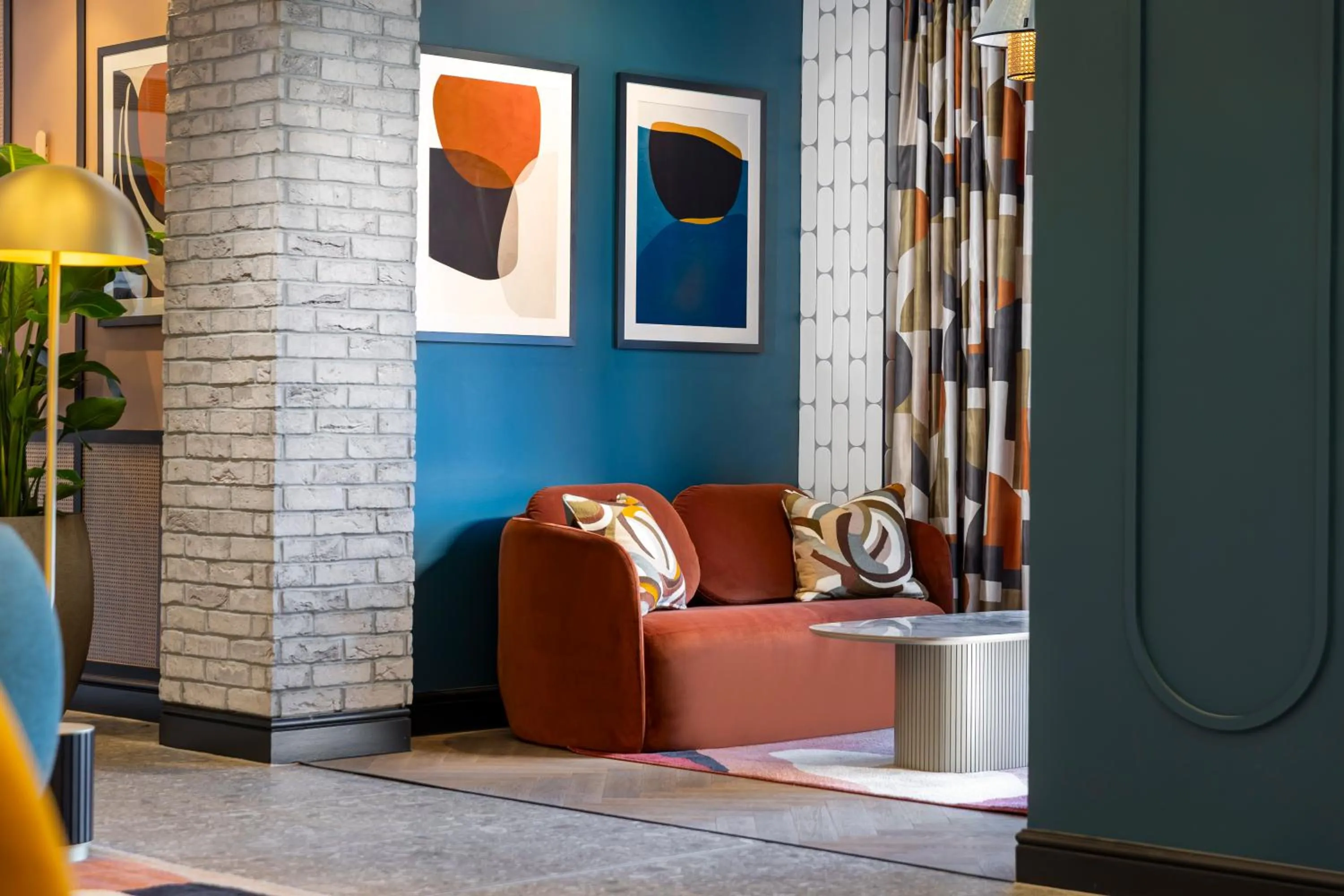 Lounge or bar in voco Fareham - Solent by IHG