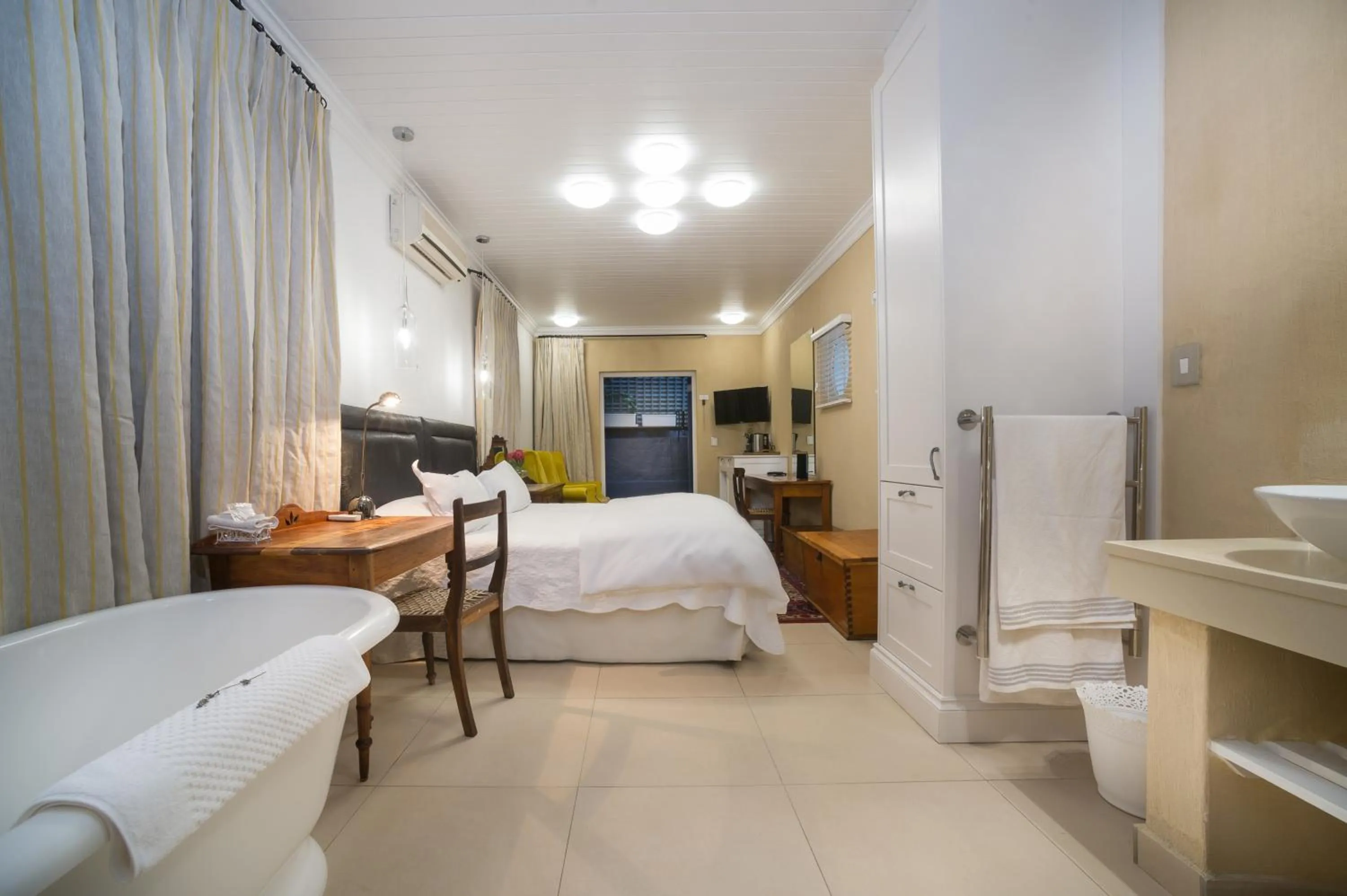 Photo of the whole room, Bed in Batavia Boutique Hotel