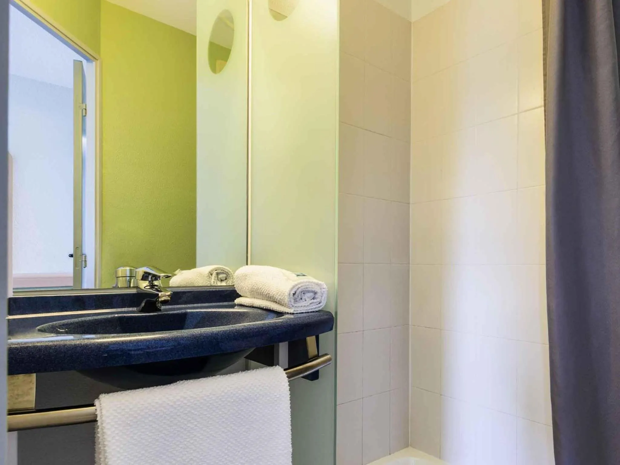 Bedroom in ibis budget Châtellerault Nord