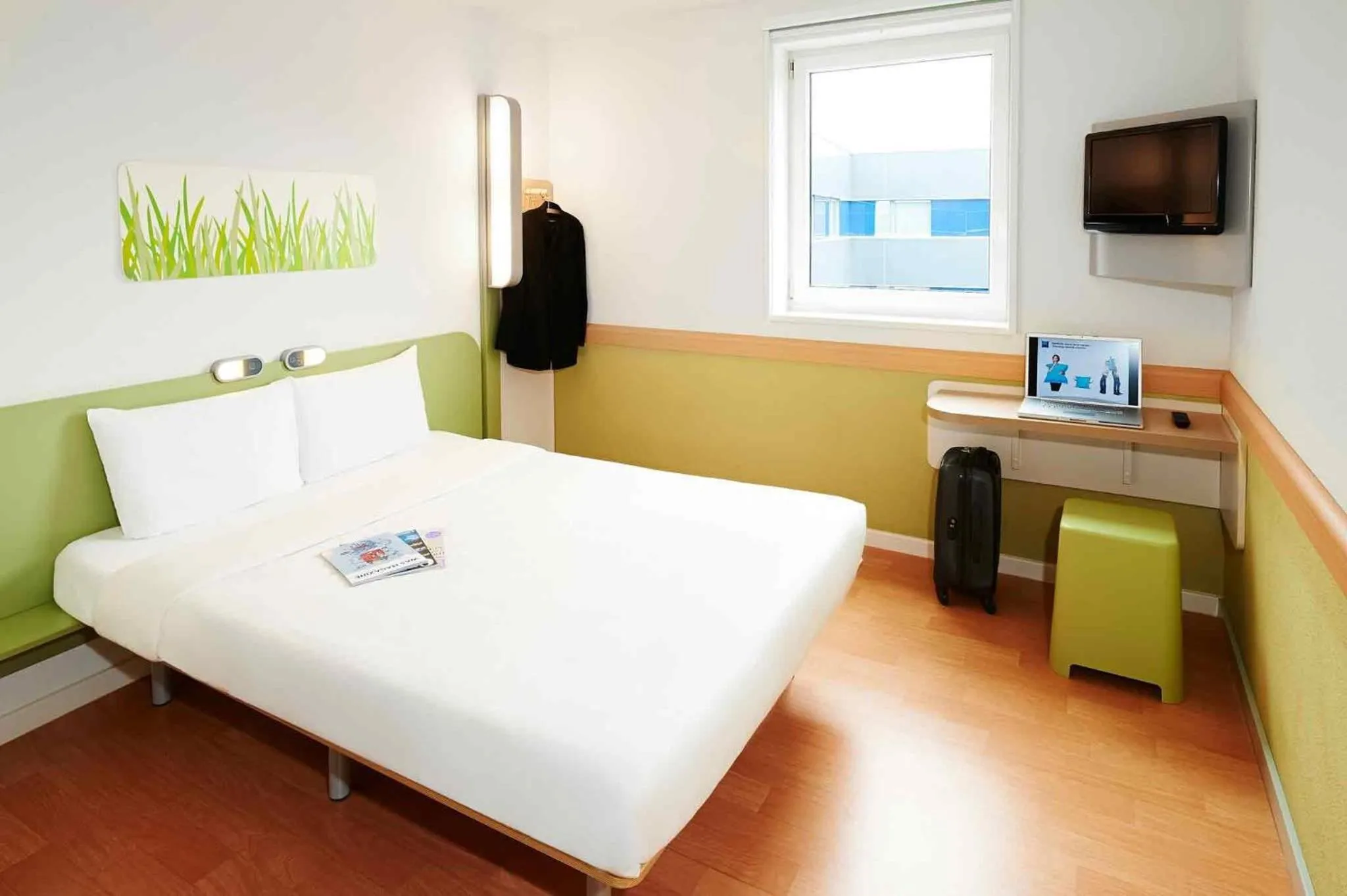 Bedroom, Bed in ibis budget Châtellerault Nord