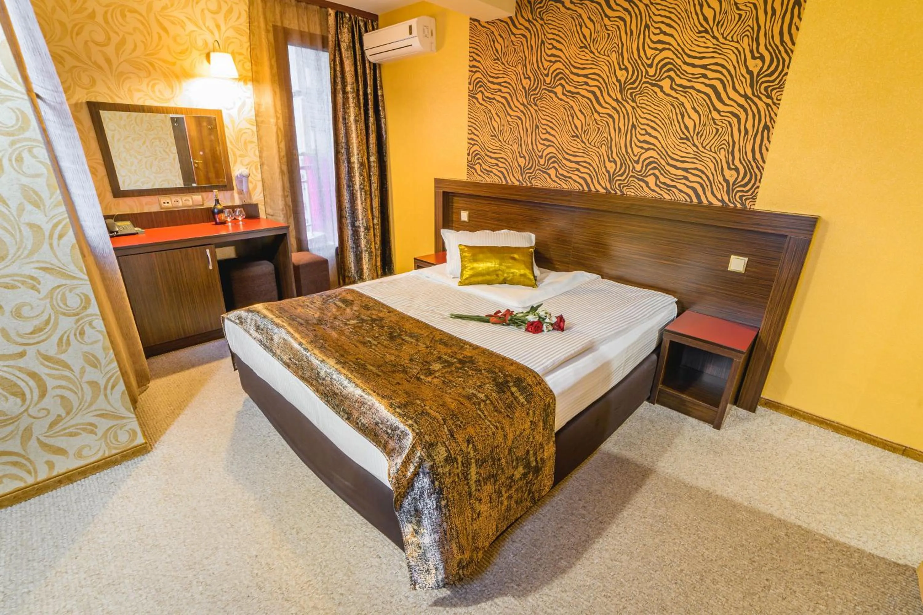 Bedroom, Bed in Eleganza Family Hotel - Free Parking