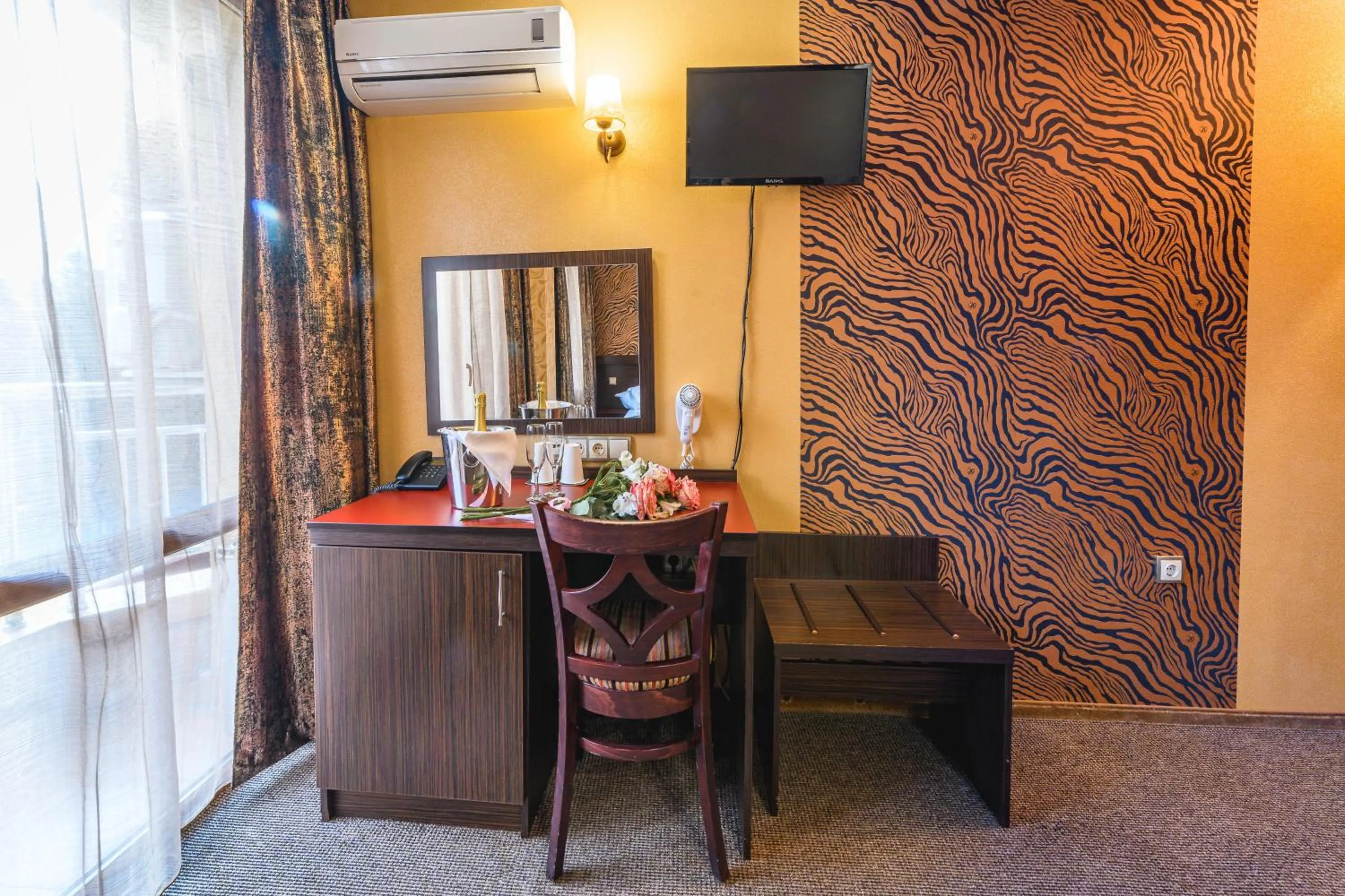 TV and multimedia in Eleganza Family Hotel - Free Parking