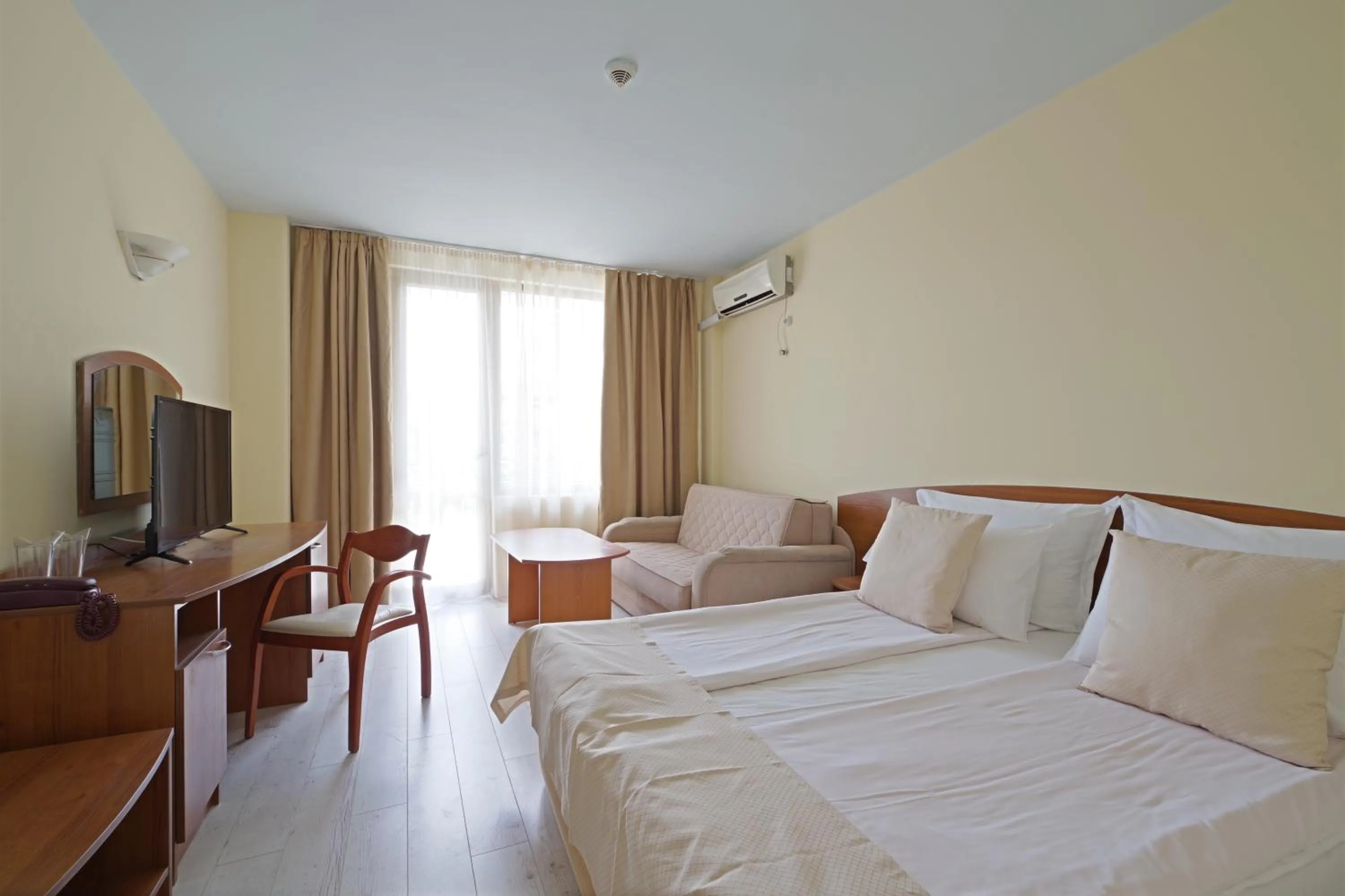 Photo of the whole room, Bed in Perla Plaza Hotel - All Inclusive