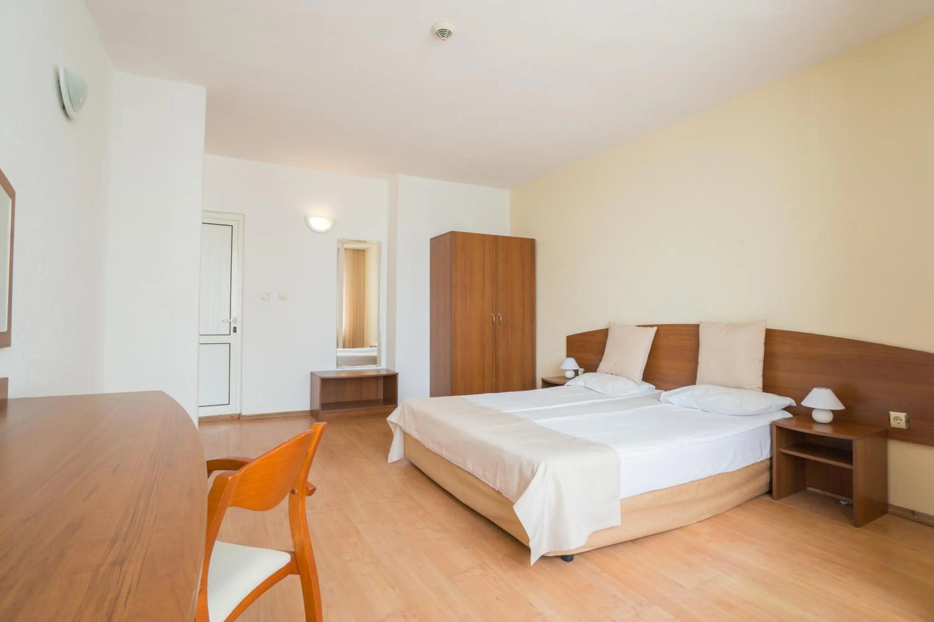 Photo of the whole room, Bed in Perla Plaza Hotel - All Inclusive