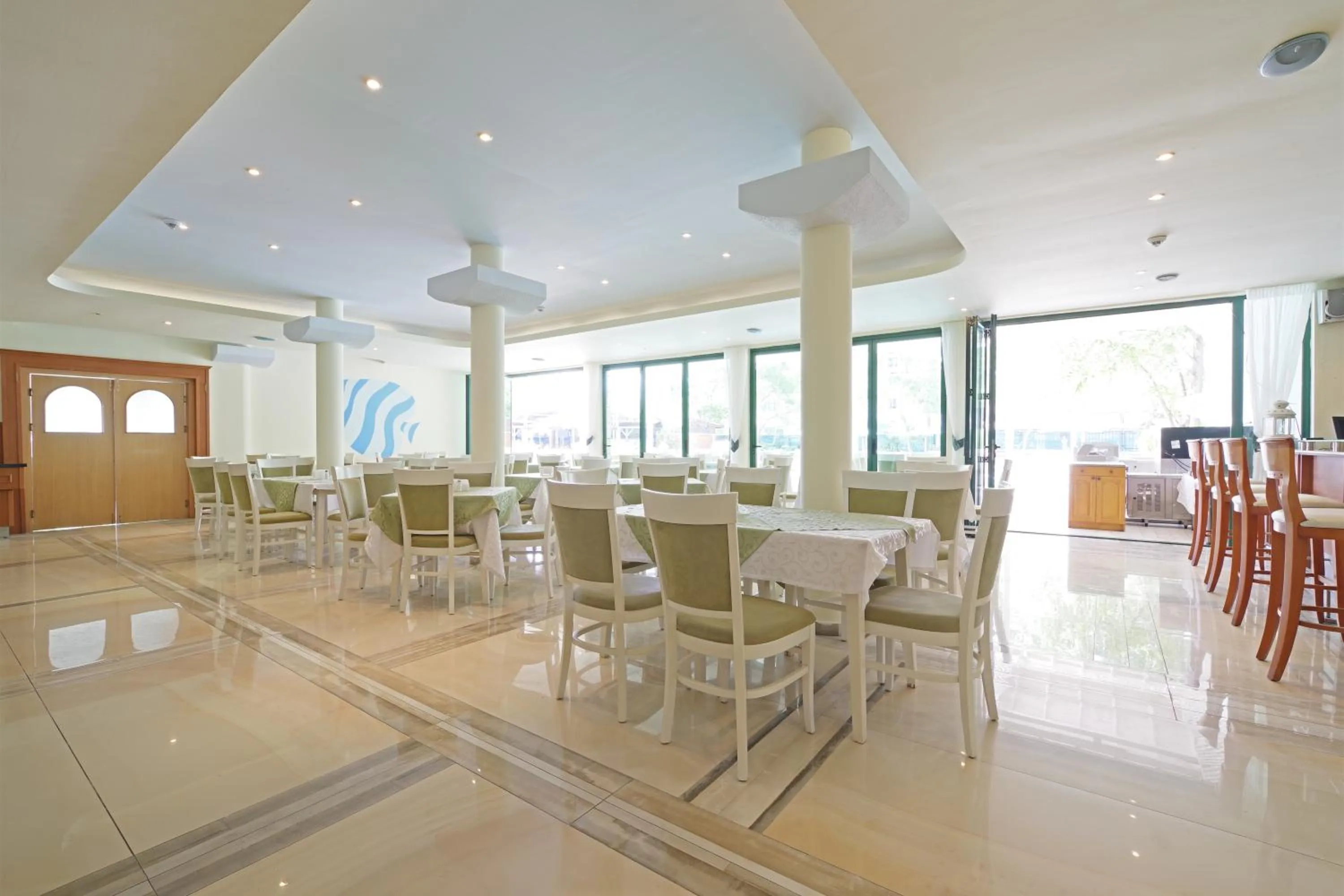 Restaurant/places to eat in Perla Plaza Hotel - All Inclusive