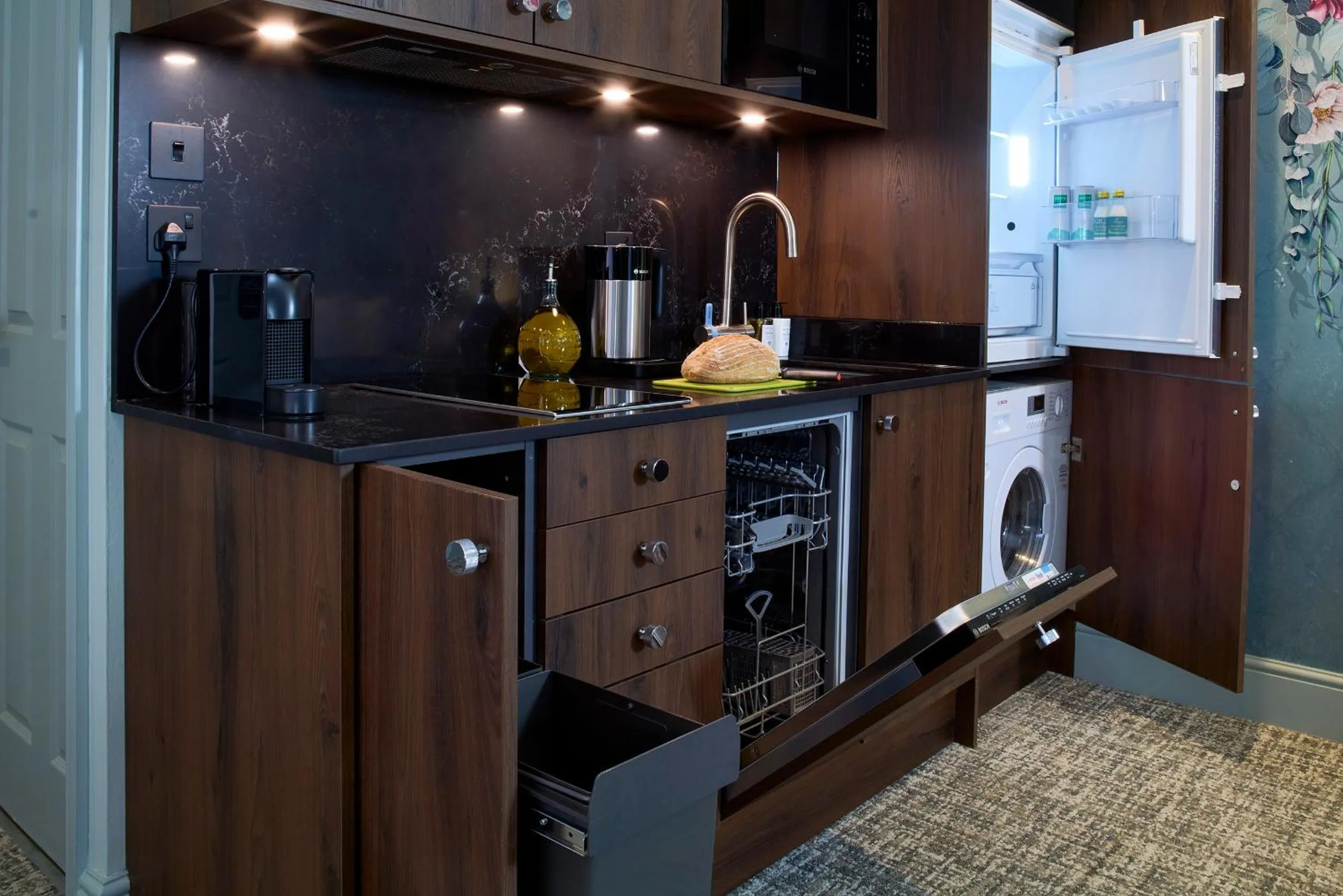 Kitchen or kitchenette in Mandolay Hotel Guildford