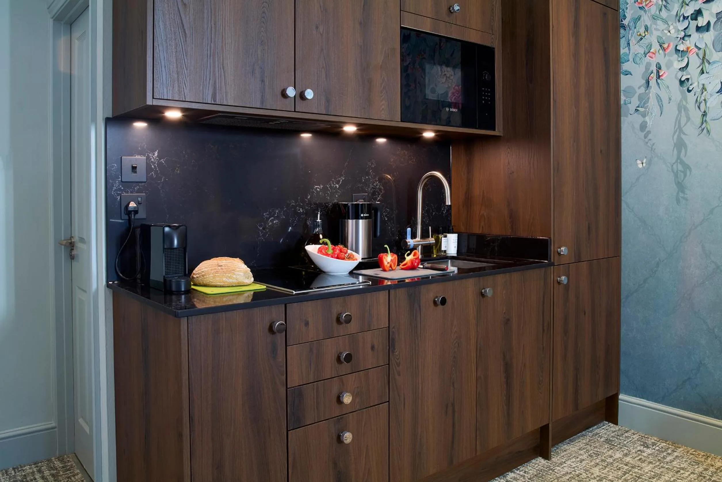 Kitchen or kitchenette in Mandolay Hotel Guildford