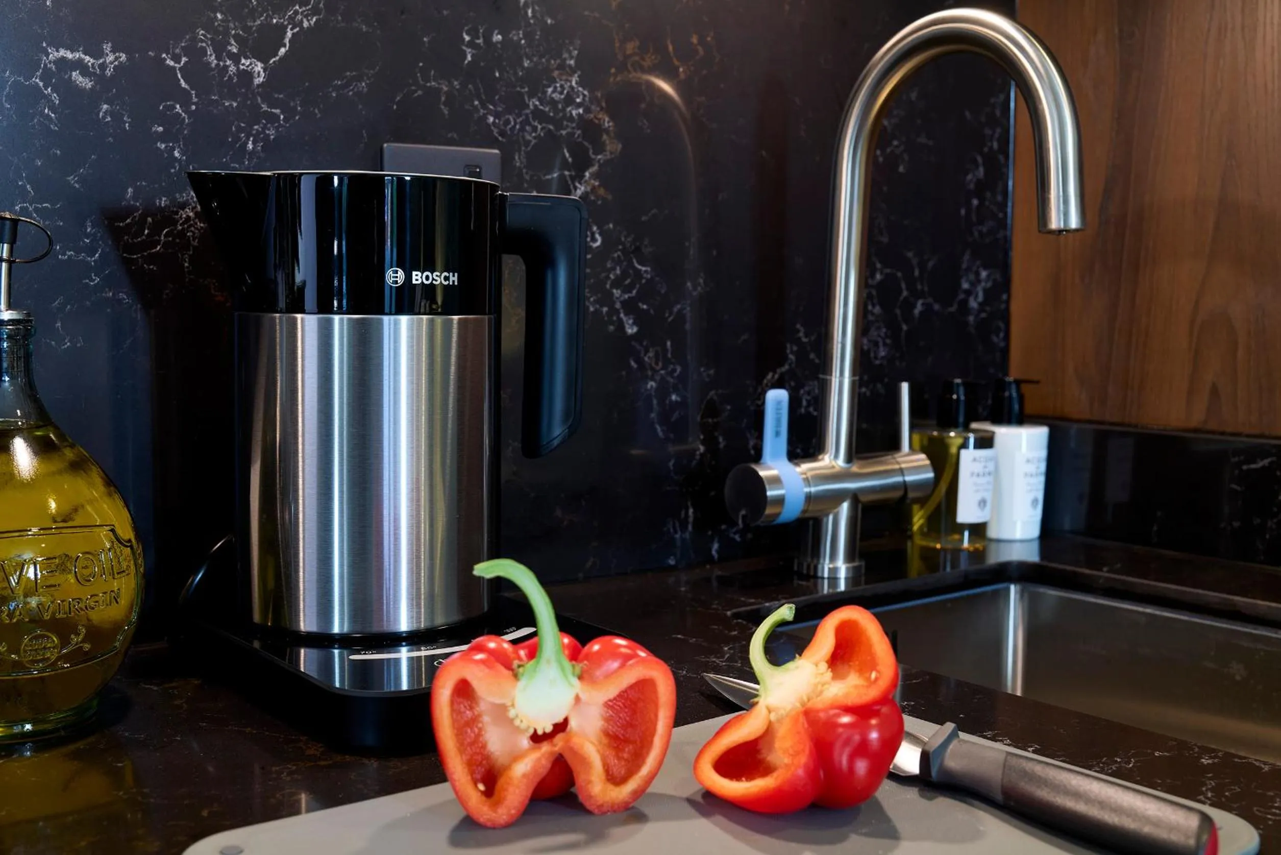 Kitchen or kitchenette in Mandolay Hotel Guildford