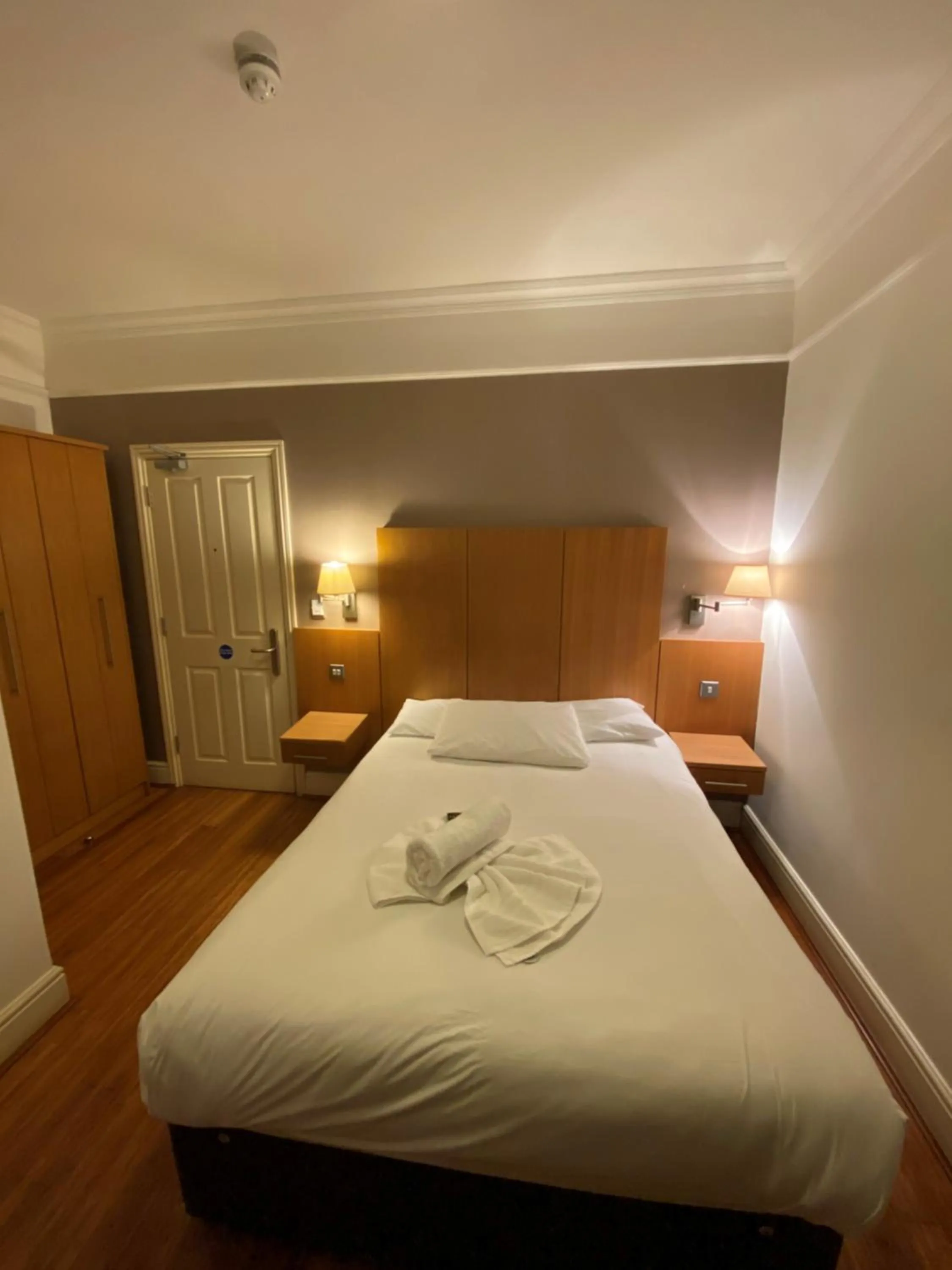 Bed in Buckingham Hotel