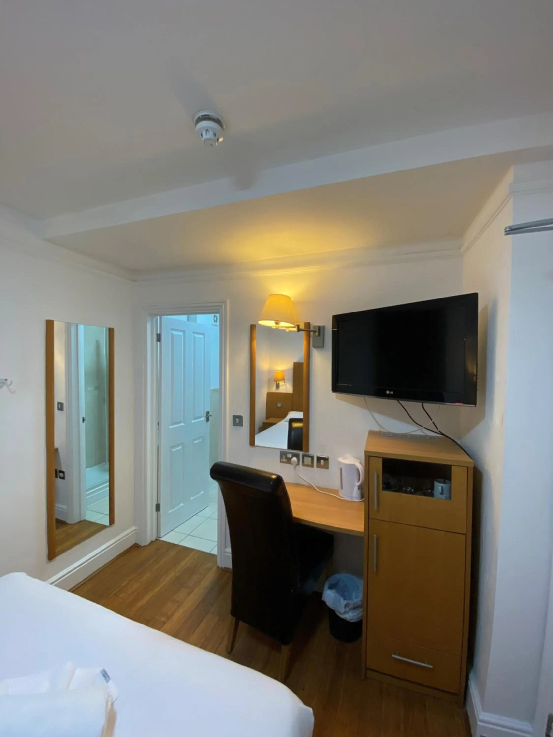 Bed in Buckingham Hotel