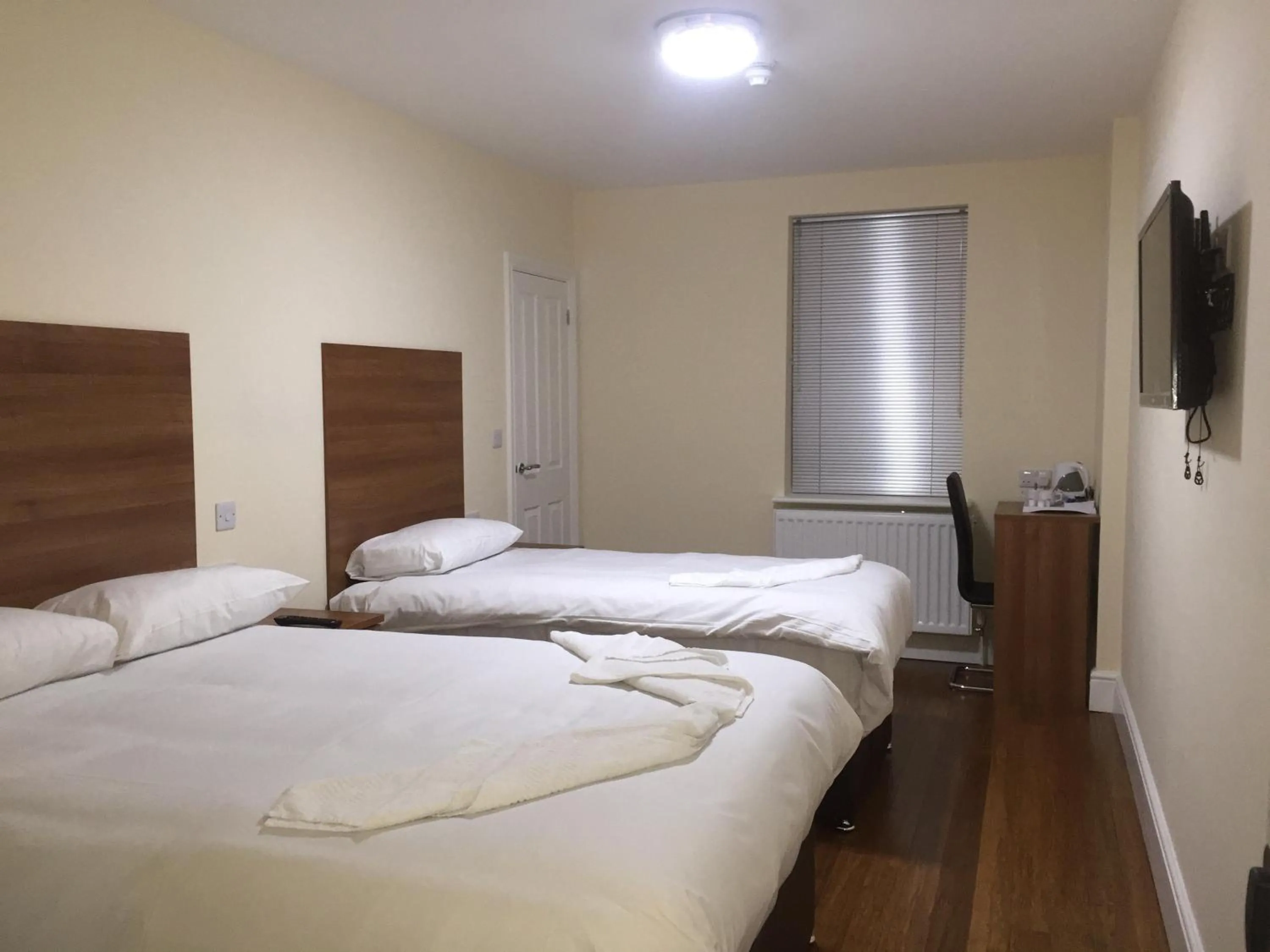 Bedroom, Bed in Buckingham Hotel