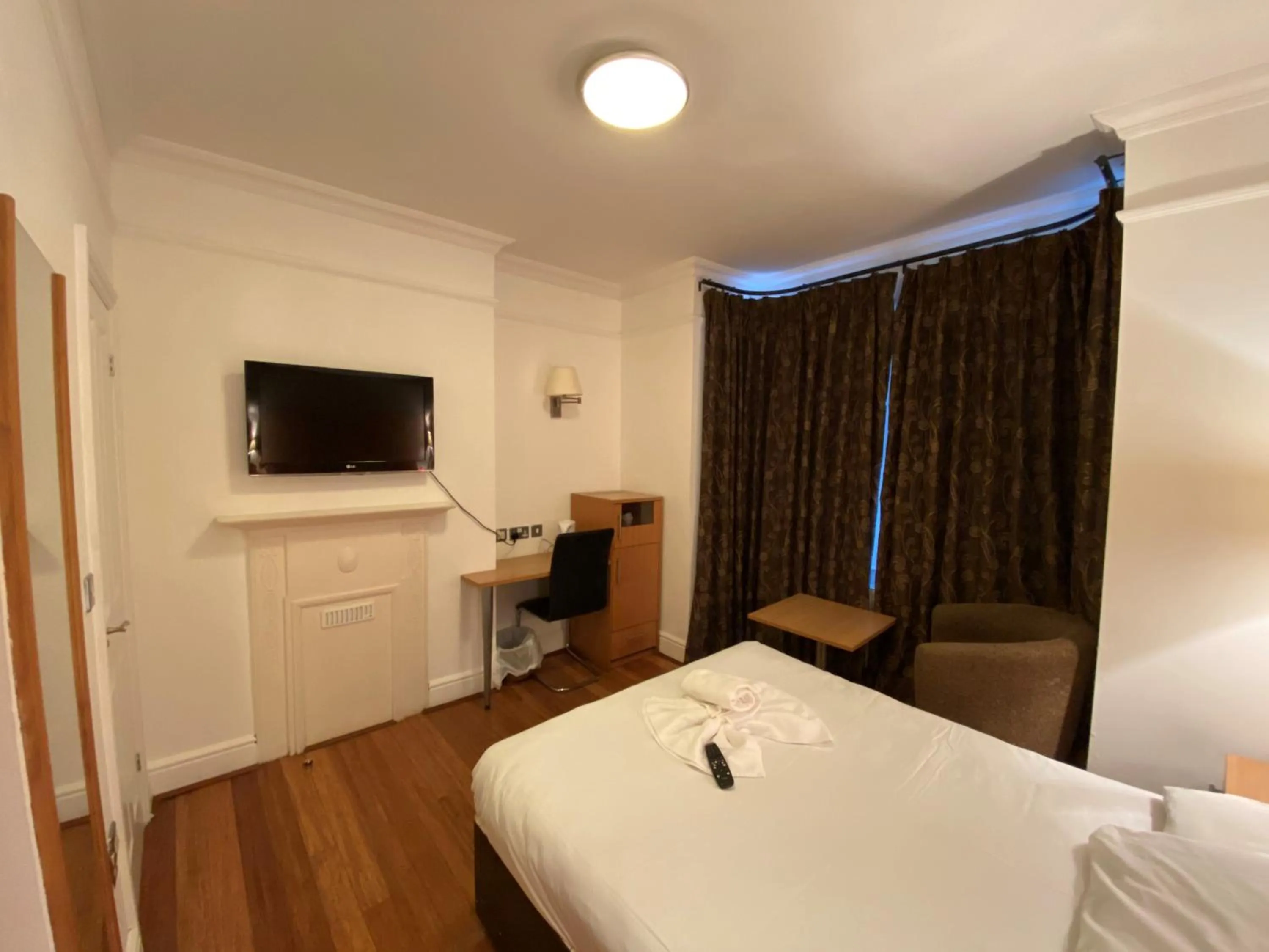 Bed in Buckingham Hotel