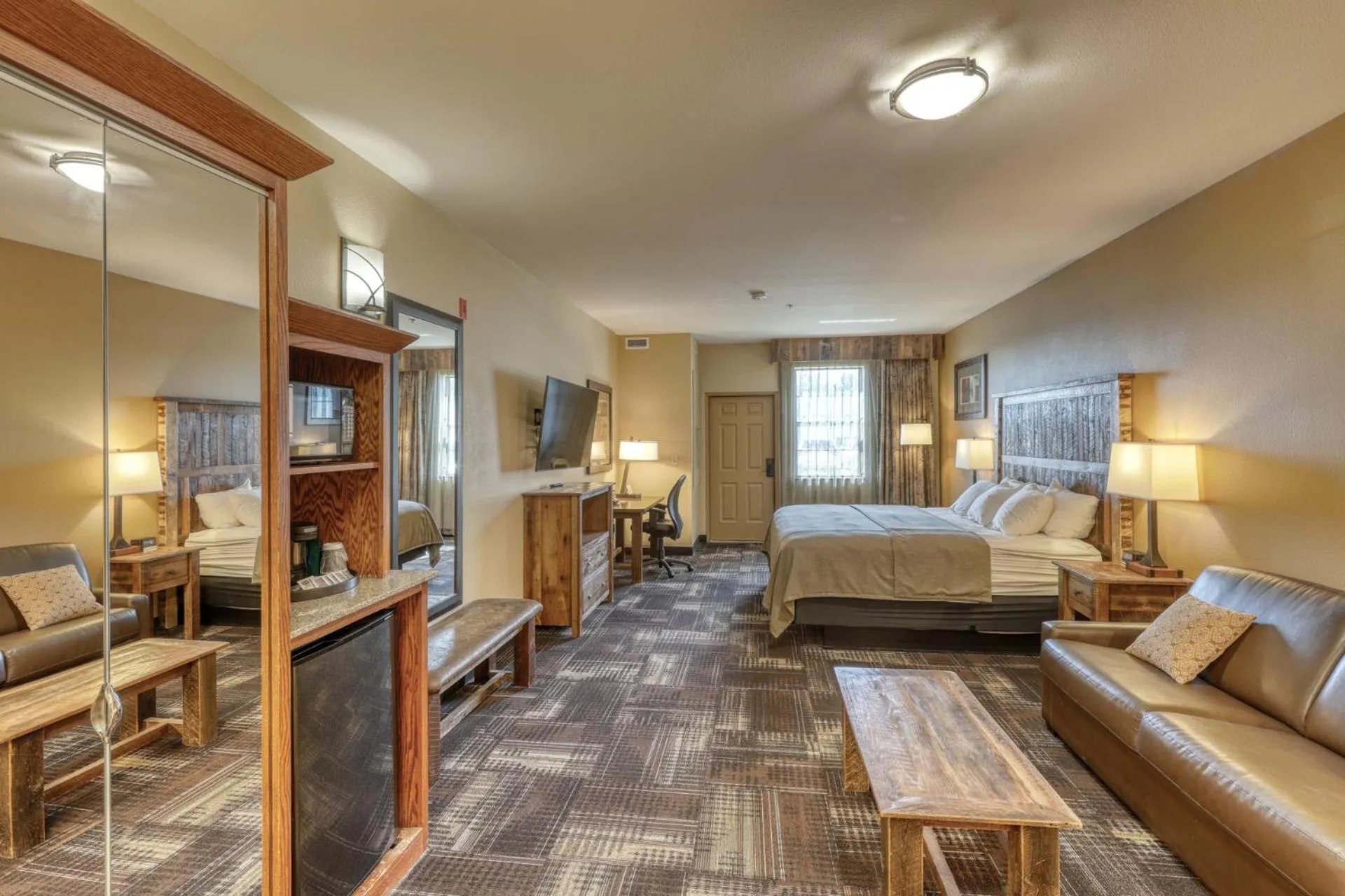 Photo of the whole room, Bed in The Lodge at Deadwood