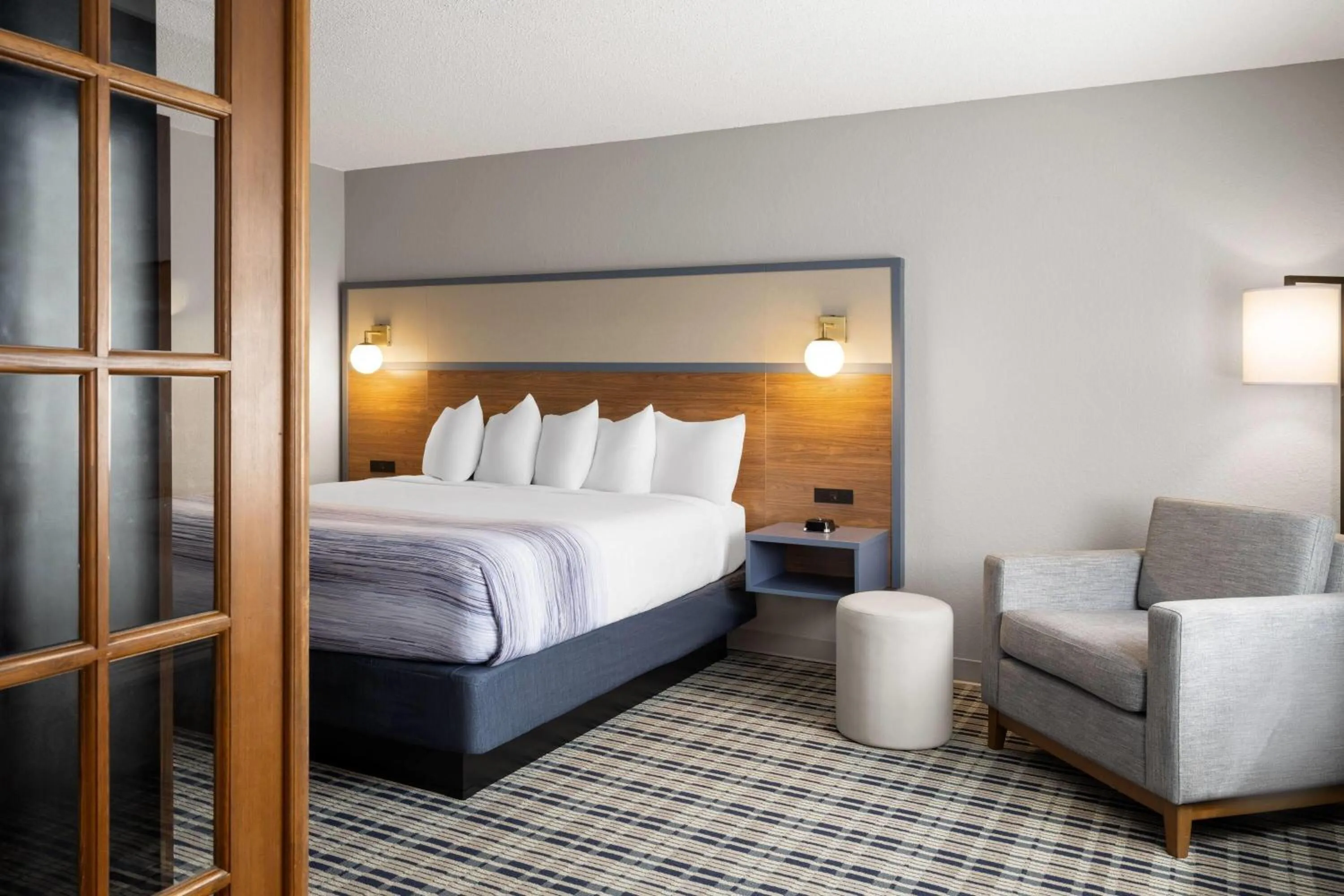 Bath, Bed in AmericInn by Wyndham Alexandria