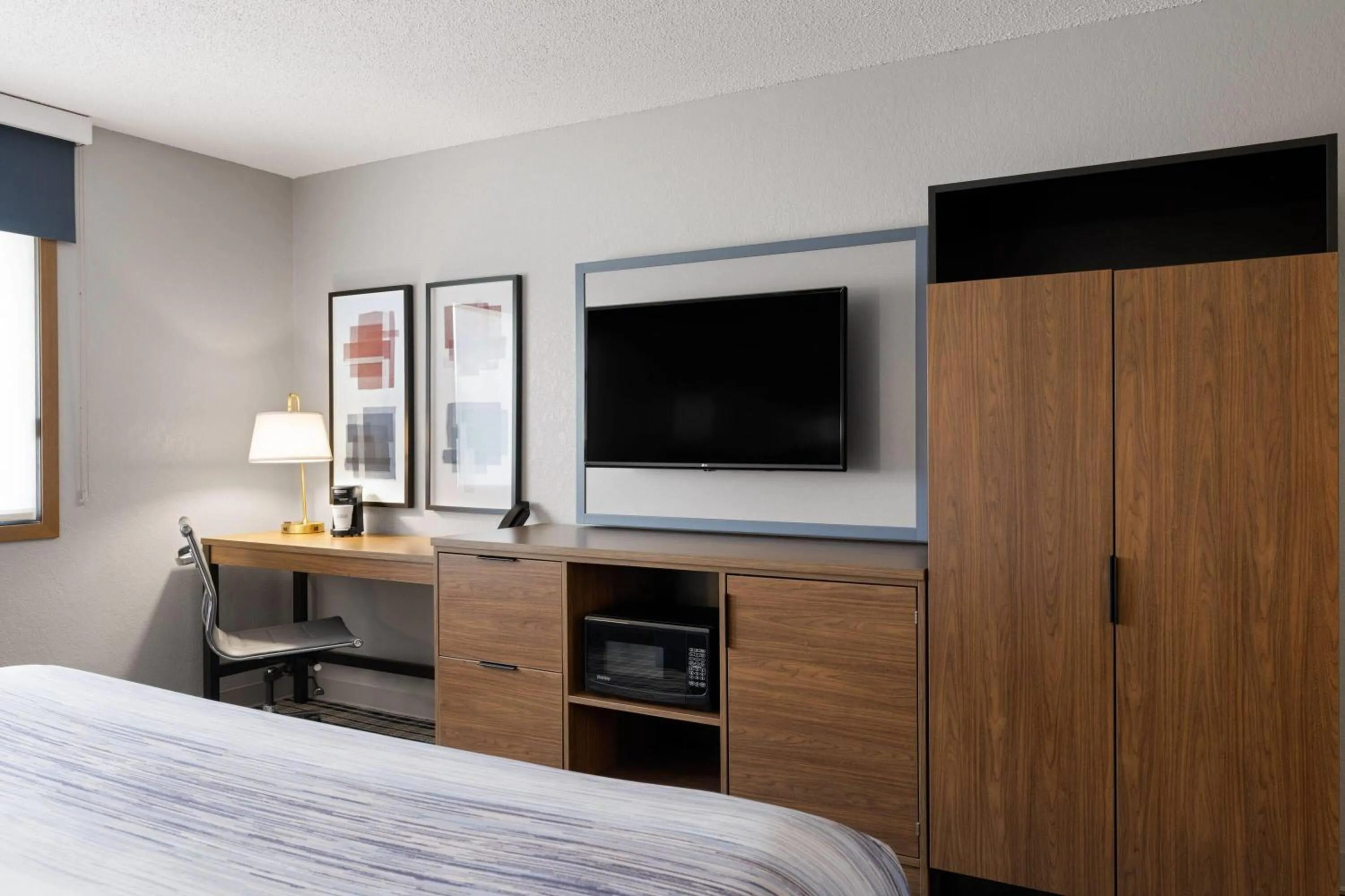 Photo of the whole room, Bed in AmericInn by Wyndham Alexandria