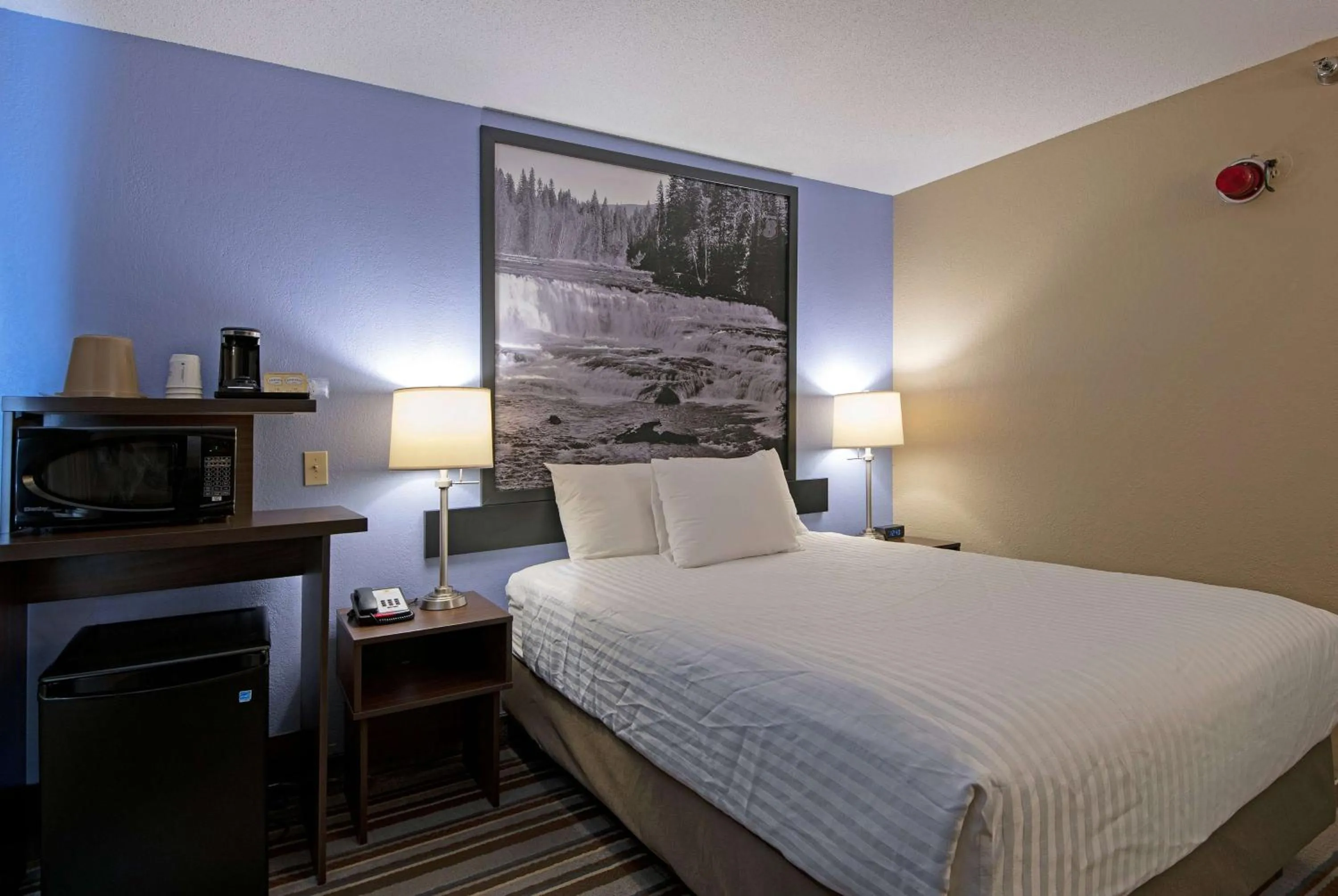 Photo of the whole room, Bed in Super 8 by Wyndham Kamloops On The Hill