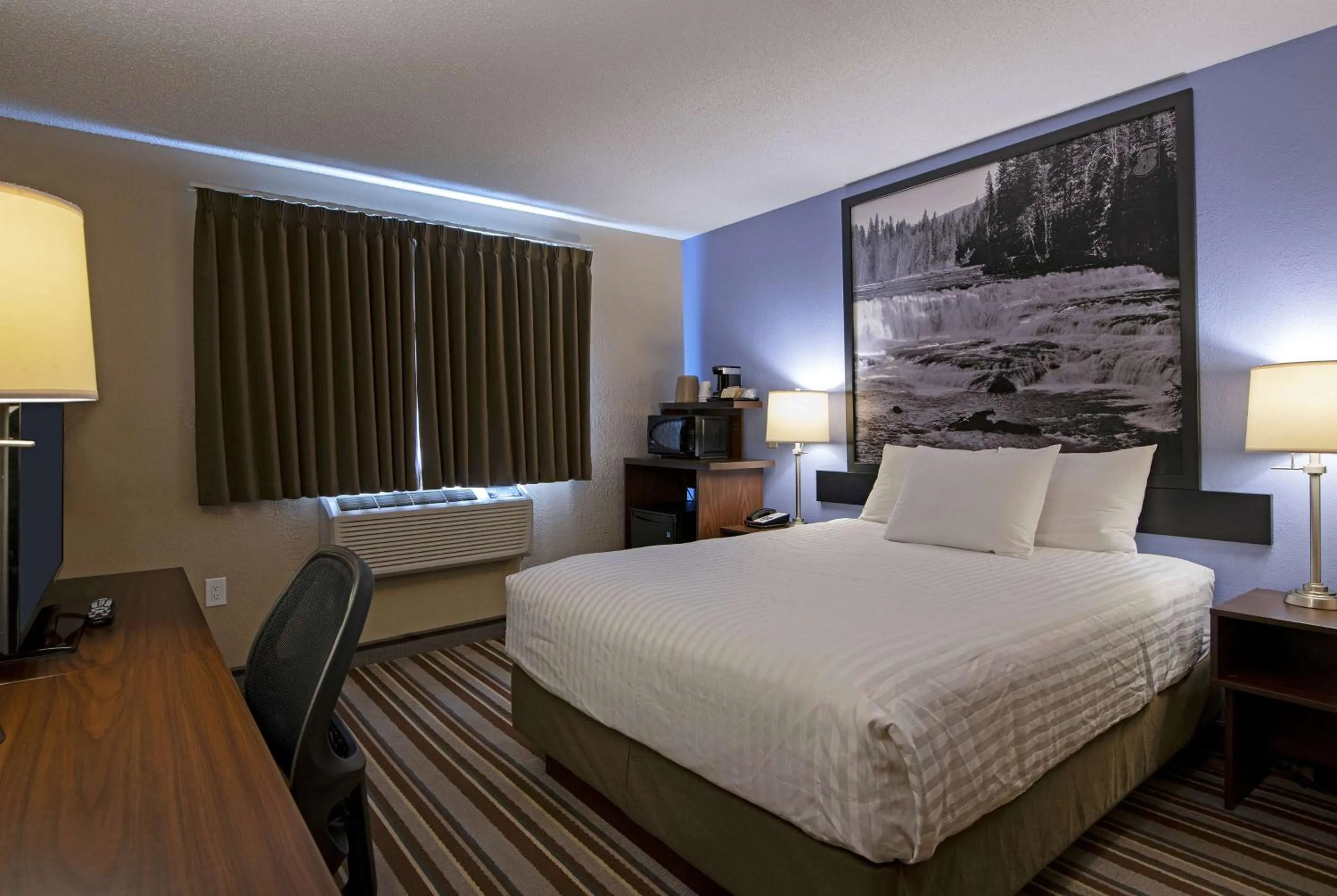Photo of the whole room, Bed in Super 8 by Wyndham Kamloops On The Hill