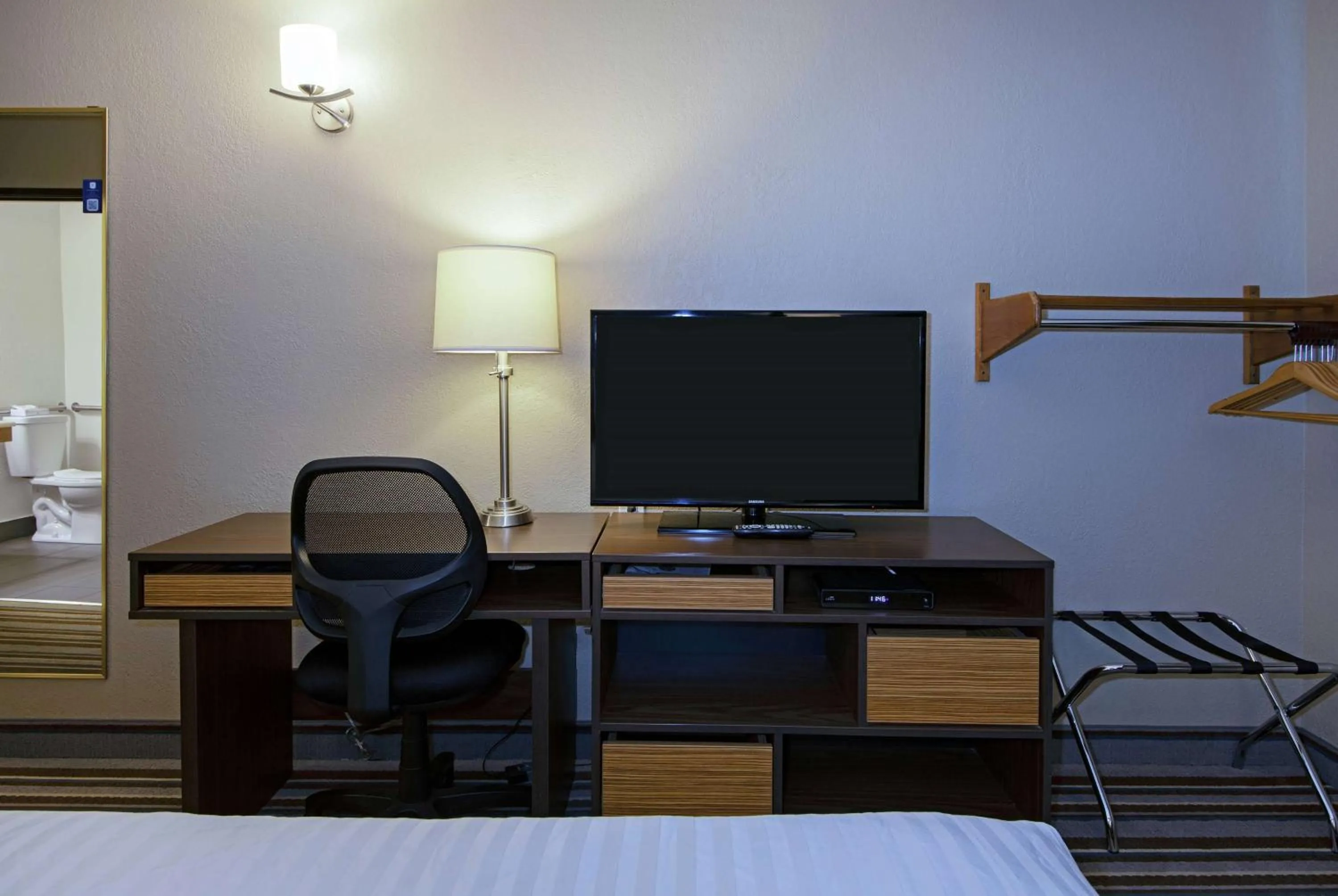 Photo of the whole room, Bed in Super 8 by Wyndham Kamloops On The Hill